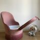 Chauffeuse style crapaud en velours rose