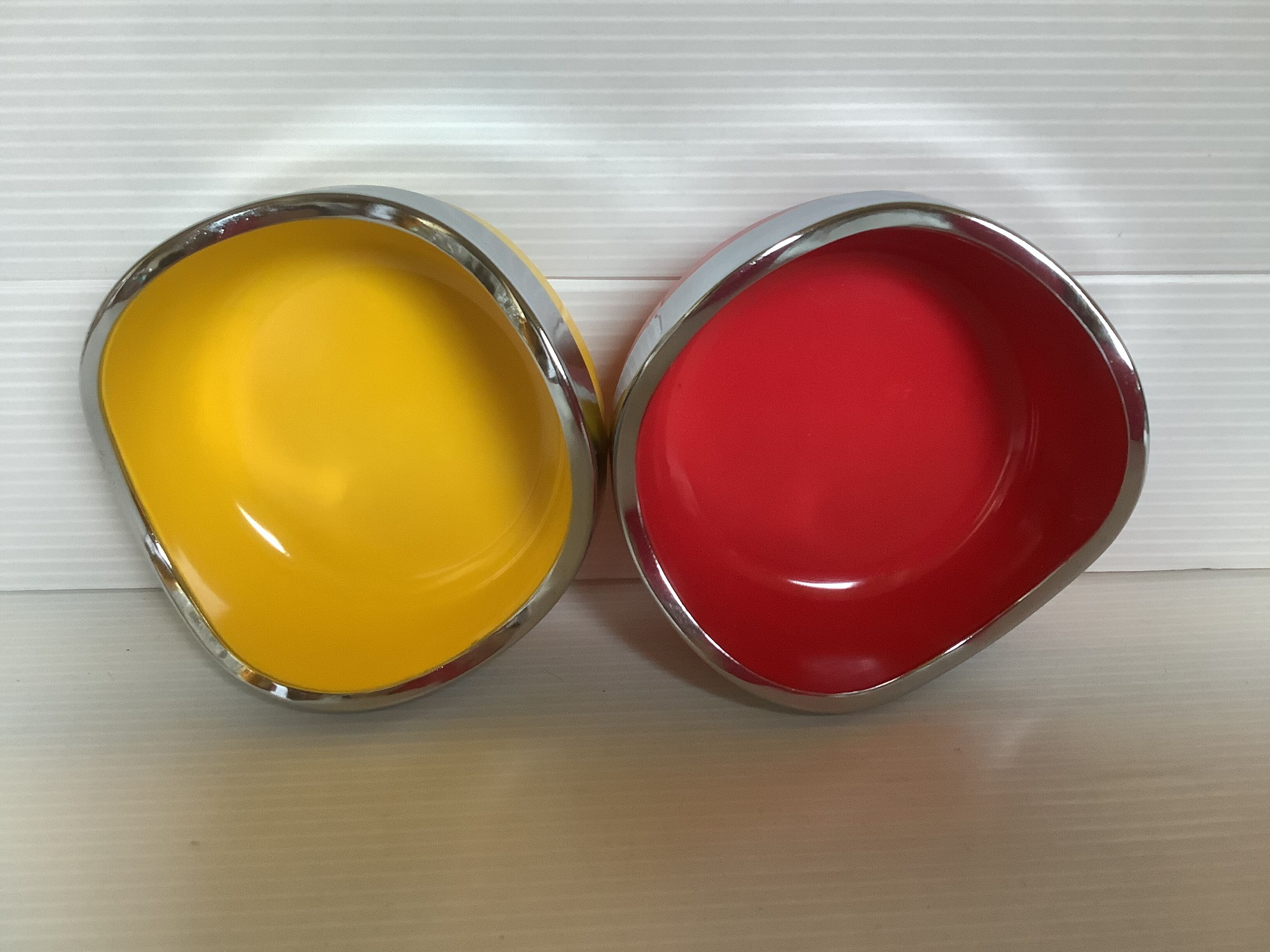 Pair of ashtrays Yax patent Japan