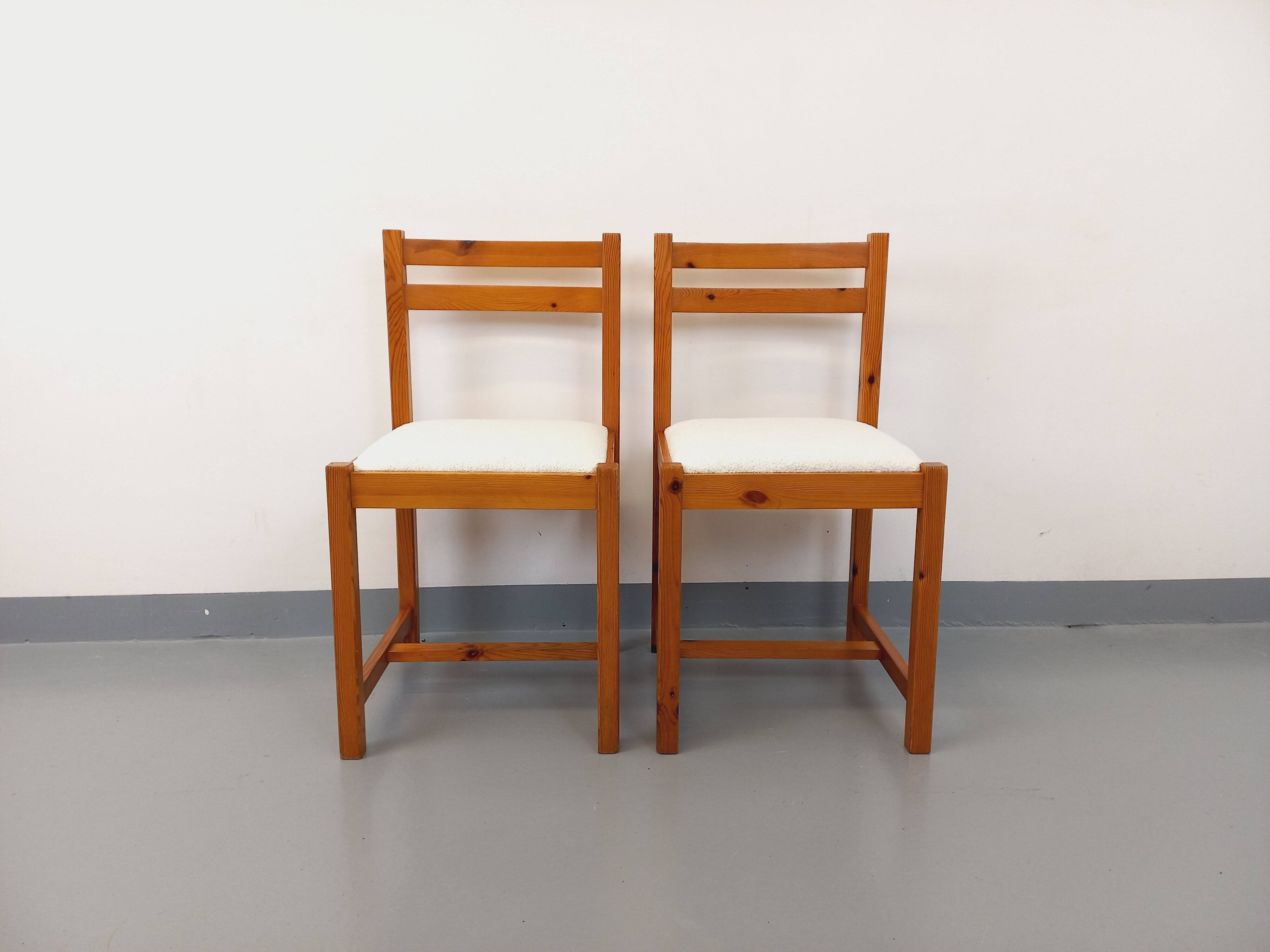 Pair of vintage chairs in pine and white terry fabric from the 70s