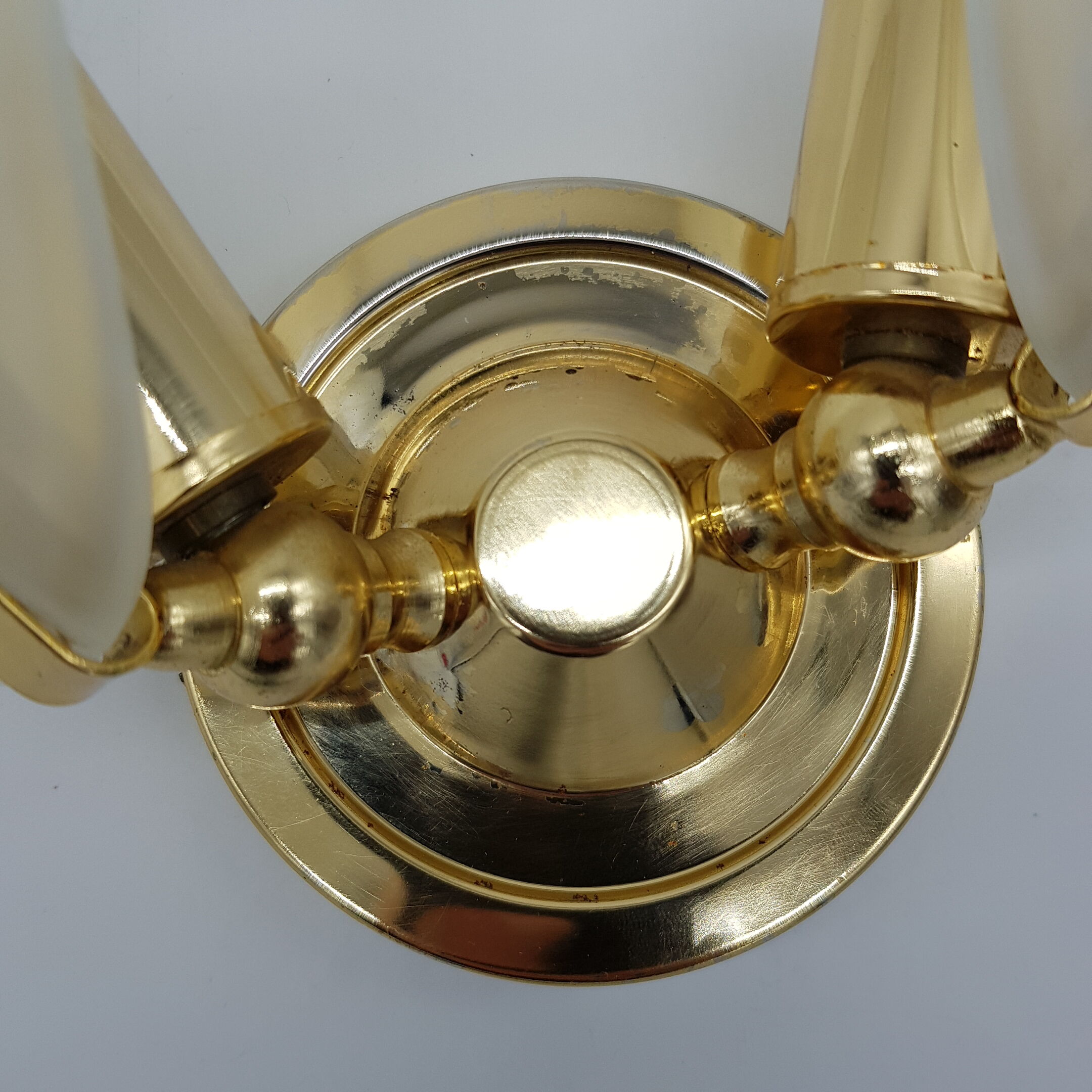 Paire d'appliques coquillage en acier doré et verre épais