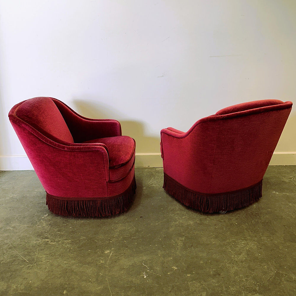 Paire de fauteuils de club vintage français en velours rouge profond avec jupe à franges, années 1960.