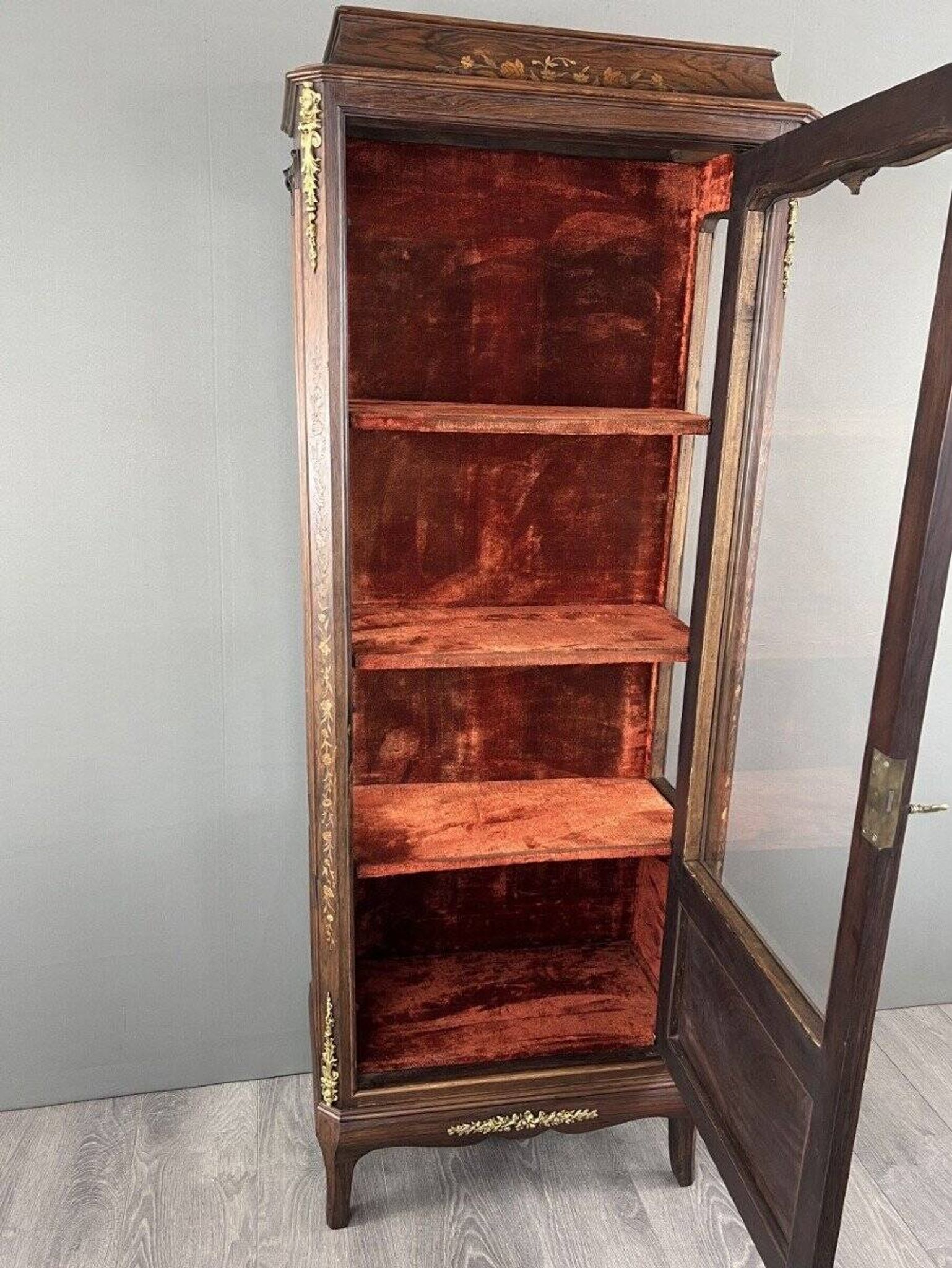 Vitrine ancienne en marqueterie et bronze, XIXème siècle