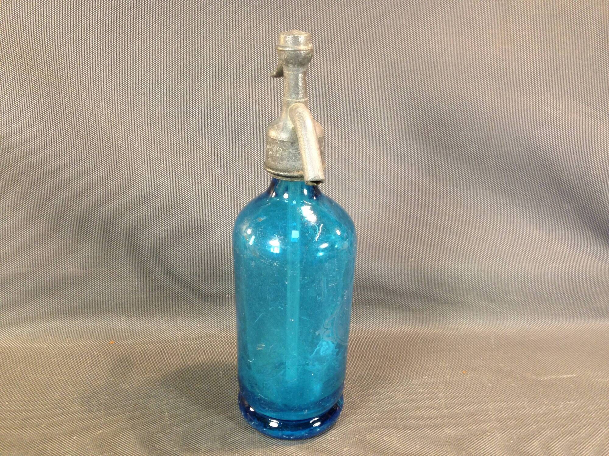 Former little siphon of bistro seltz water deco vintage blue bar Isère