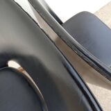 2 chaises en skaï noir pieds compas Louis Paolozzi