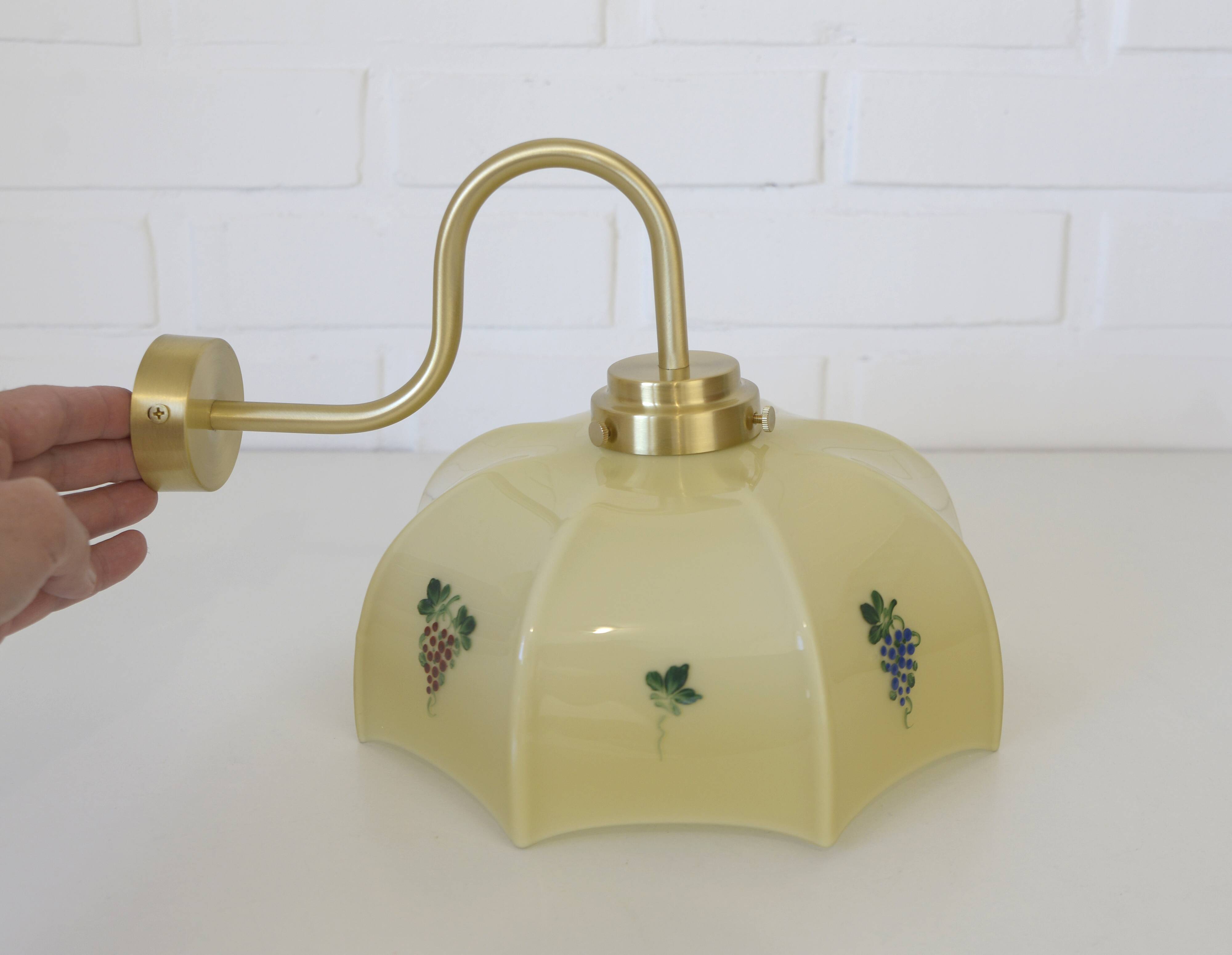 Applique murale vintage en verre beige, style années 1950, avec col de cygne et luminaire en laiton.