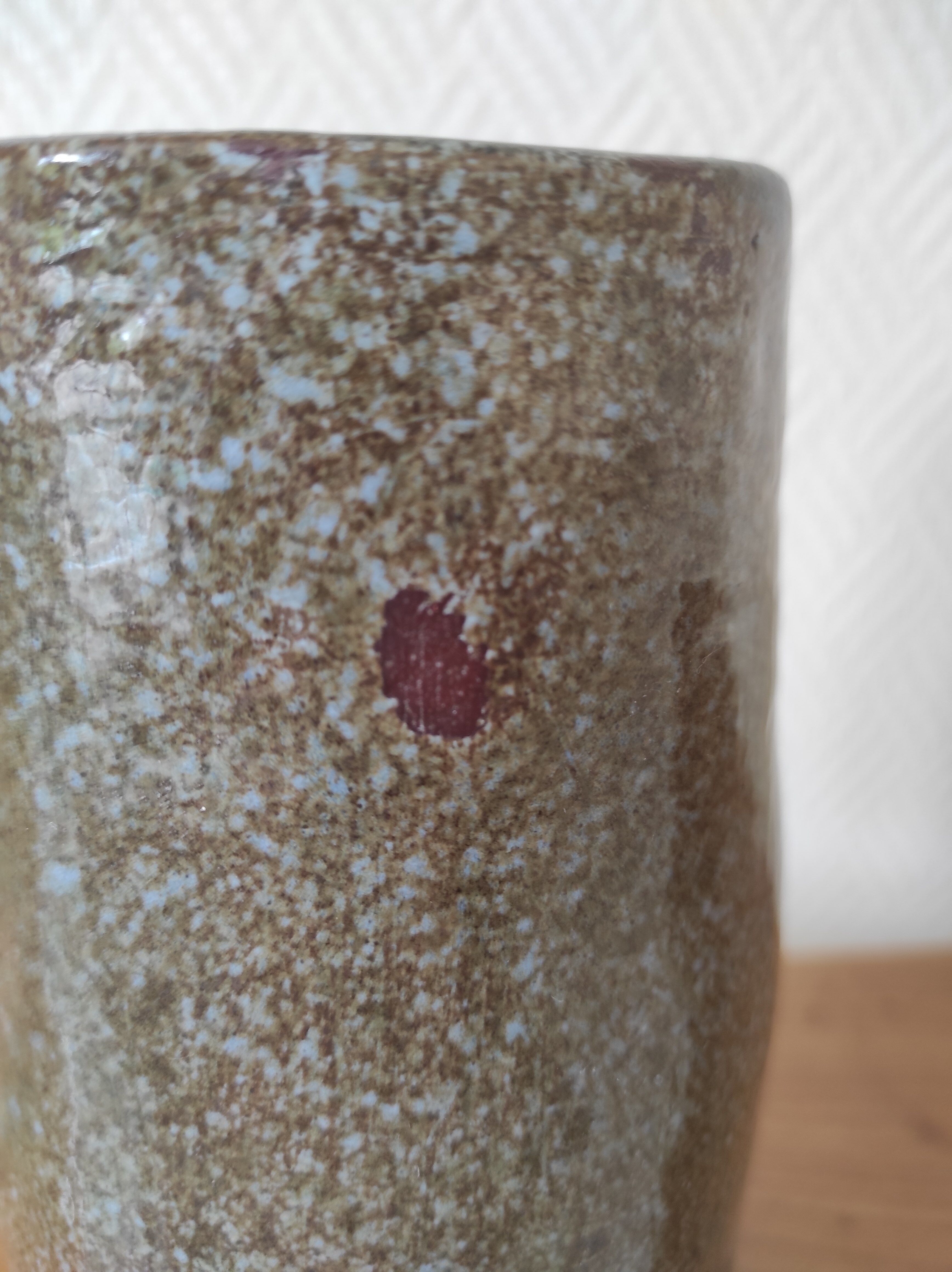 Vase artisanal signé,en terre vernissée