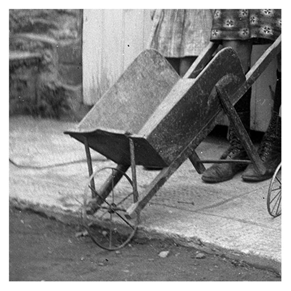 Quatre enfants avec des brouettes