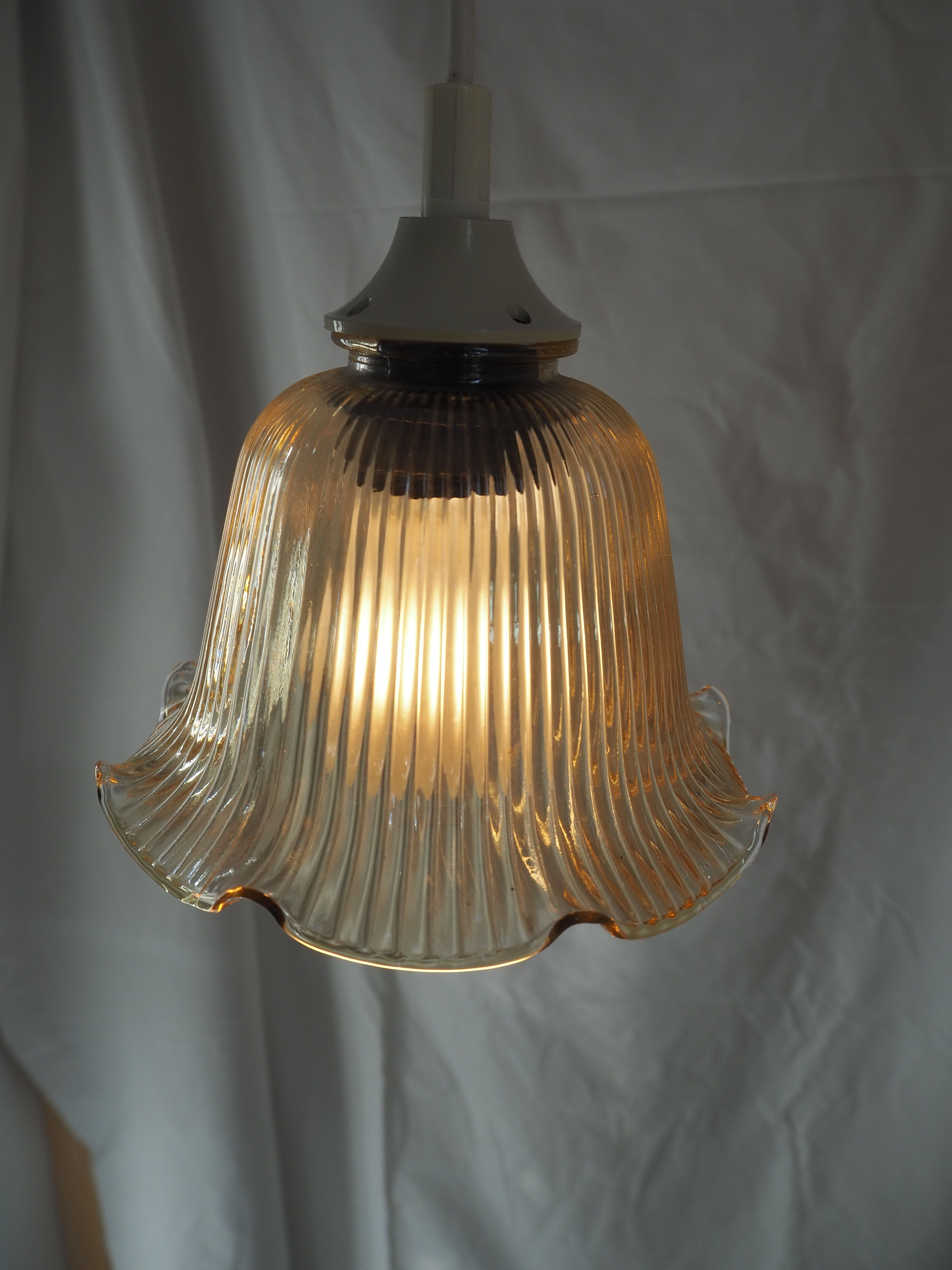 Striated tulip-shaped pendant light, in smoked glass