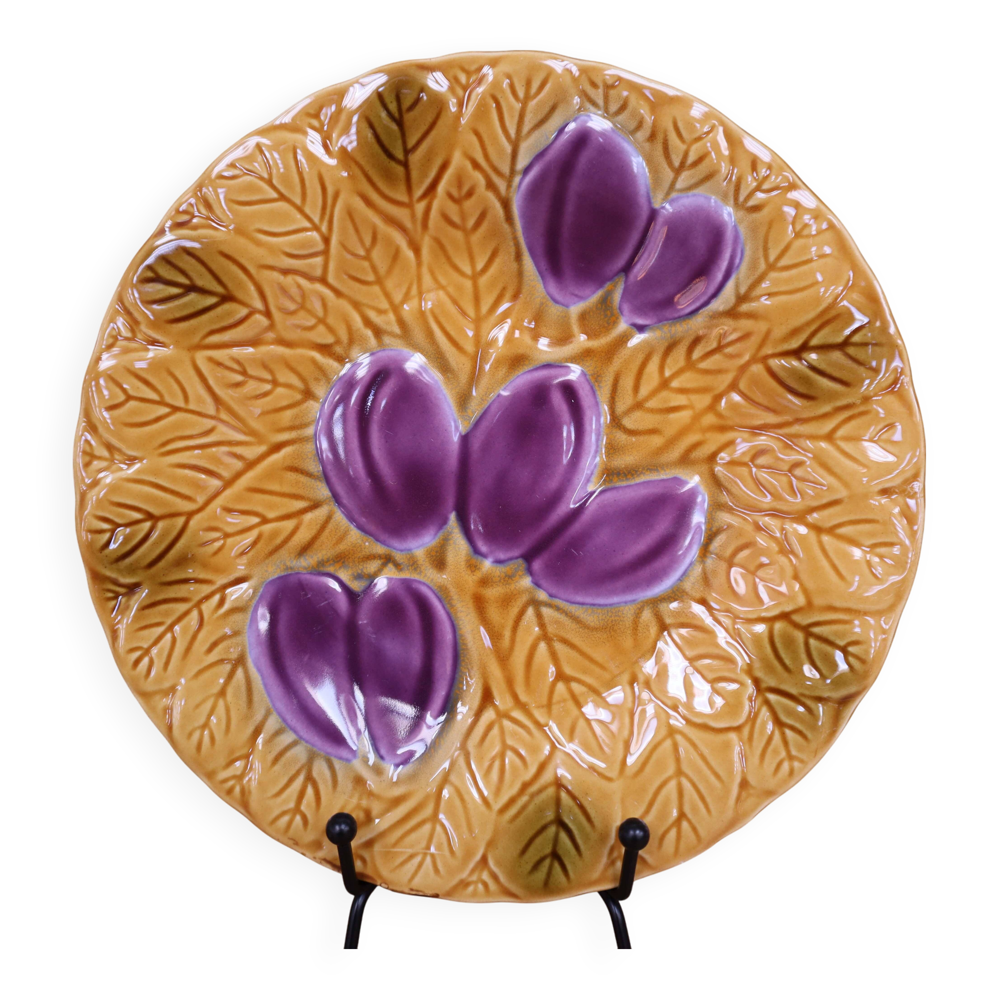 Assiette à dessert faïence barbotine Salins à décor de prunes