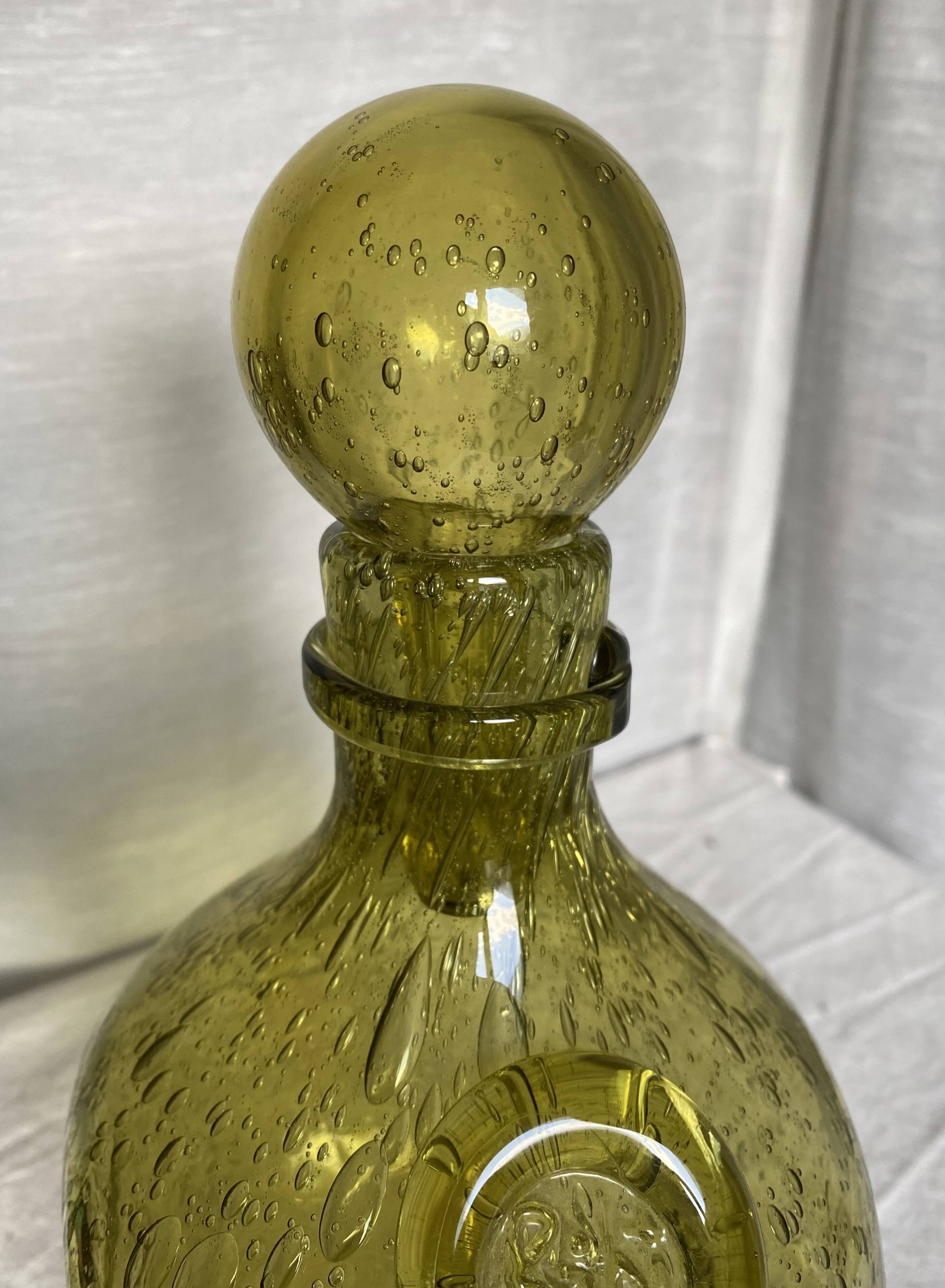 Bouteille verre bullé signée Biot carafe ambrée