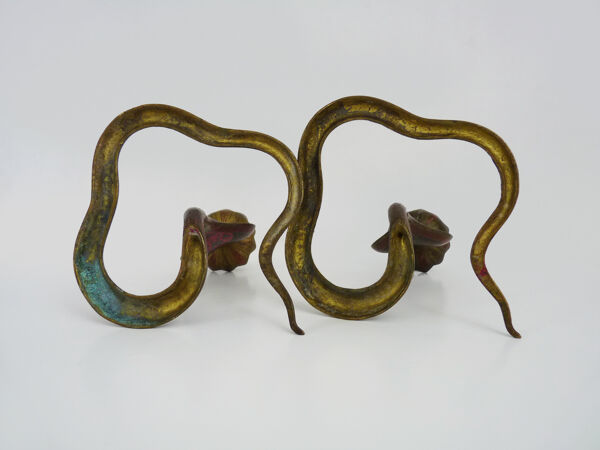 Paire d'anciens bougeoirs cobra en bronze de à gravure détaillé. Vers 1950