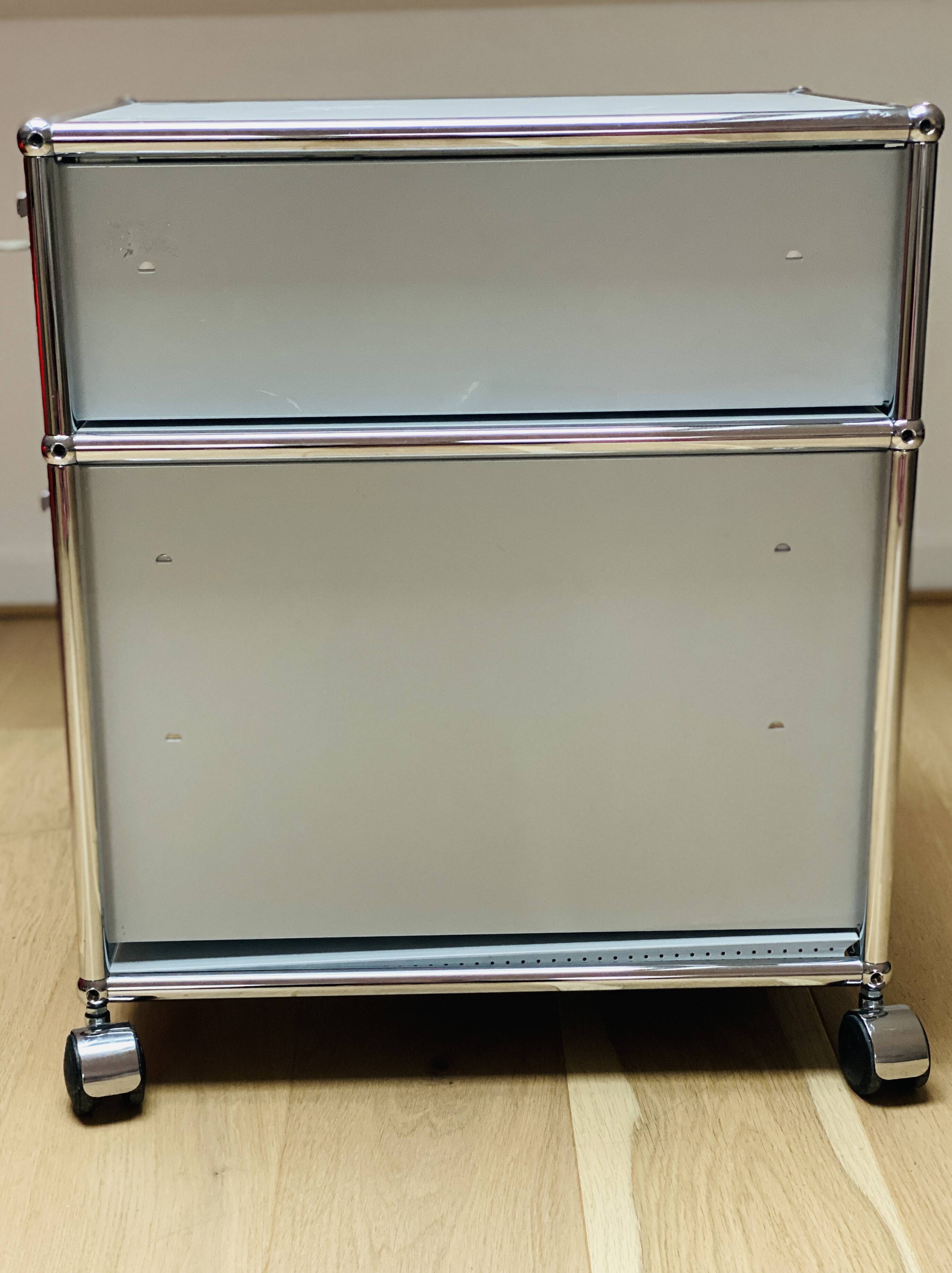 USM box unit on casters