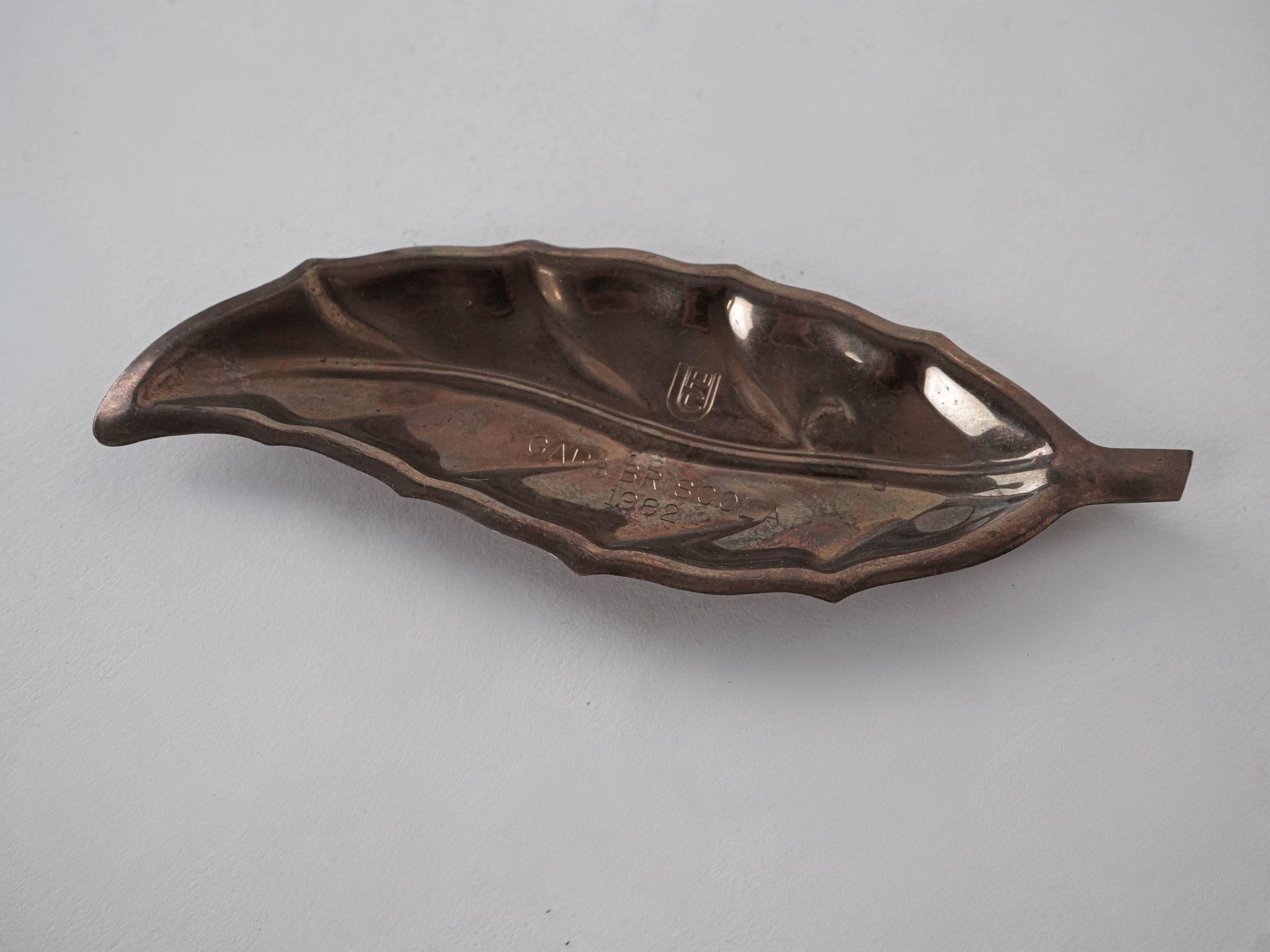 Plateau en métal en forme de feuille, design italien, années 1980, fabriqué en Italie.