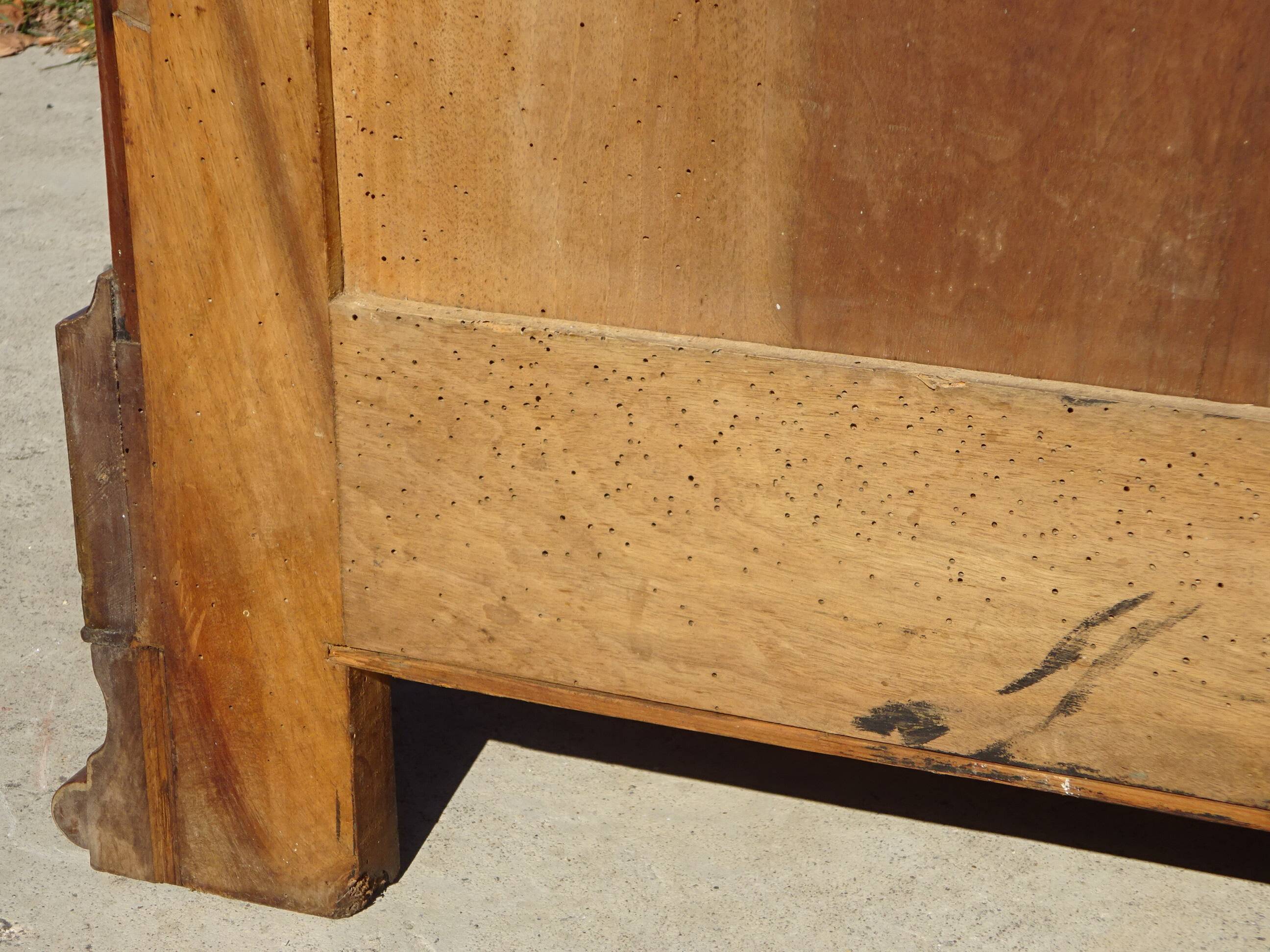 Ancienne commode en noyer et ronce de noyer
