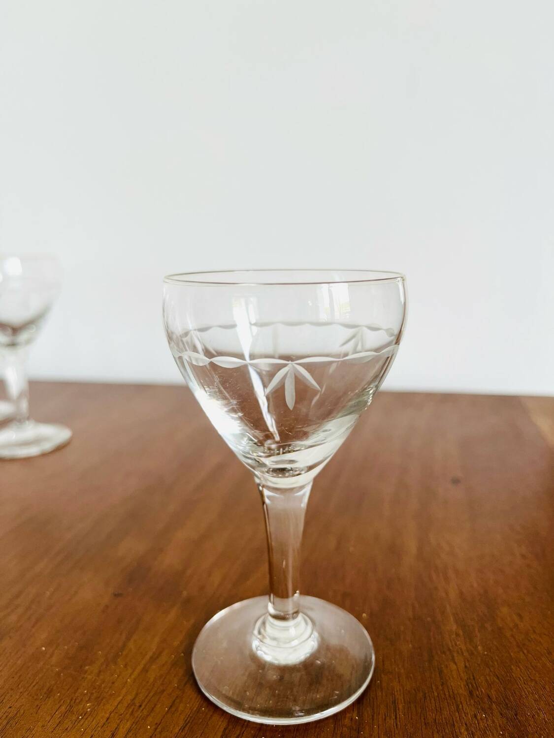 7 chiseled art deco white wine glasses from the 20s/30s