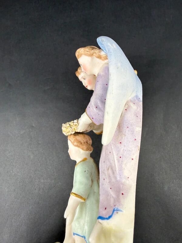 Bénitier mural en biscuit de porcelaine