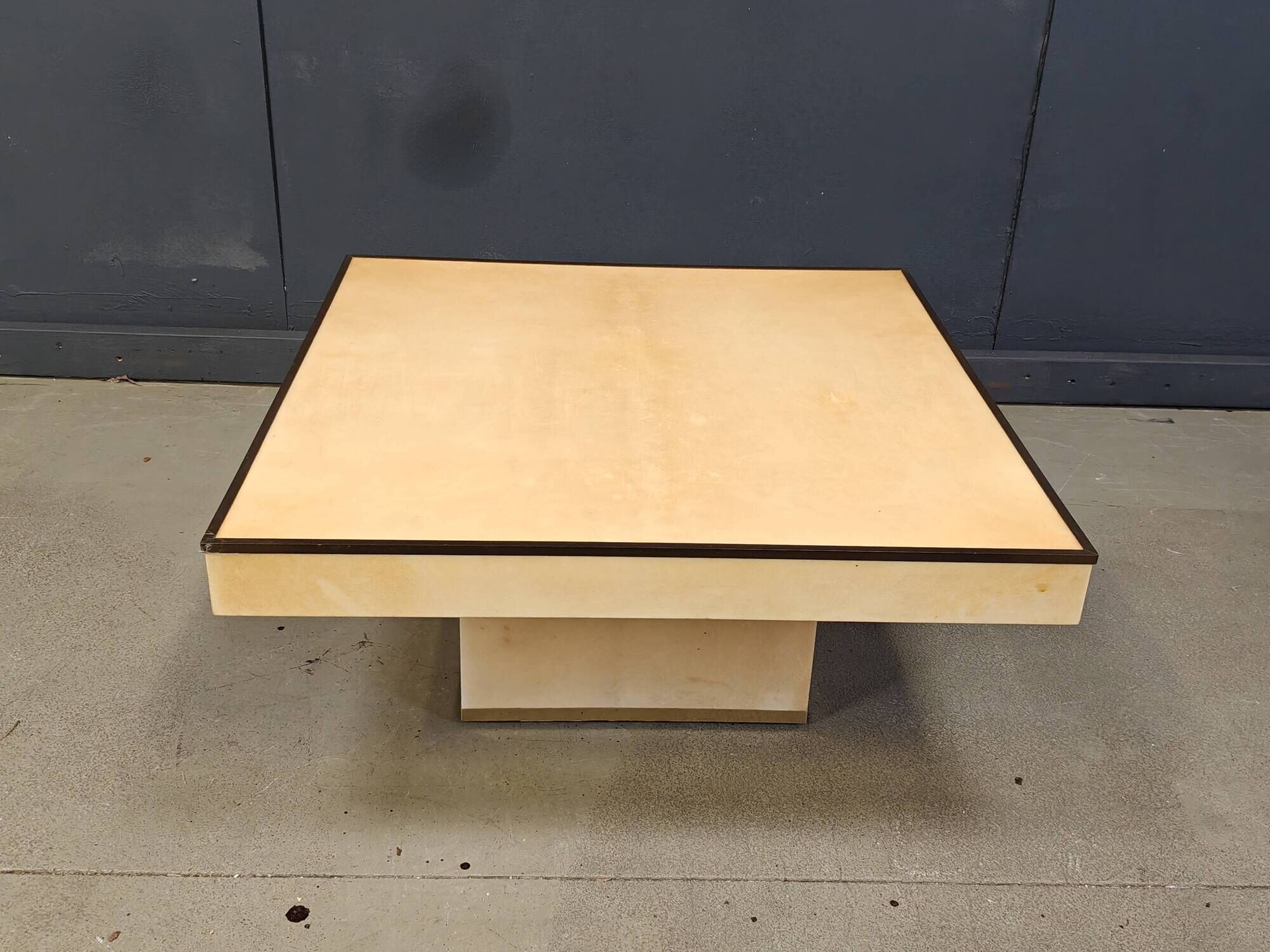 Table basse en peau de chèvre laquée Aldo Tura, années 1960