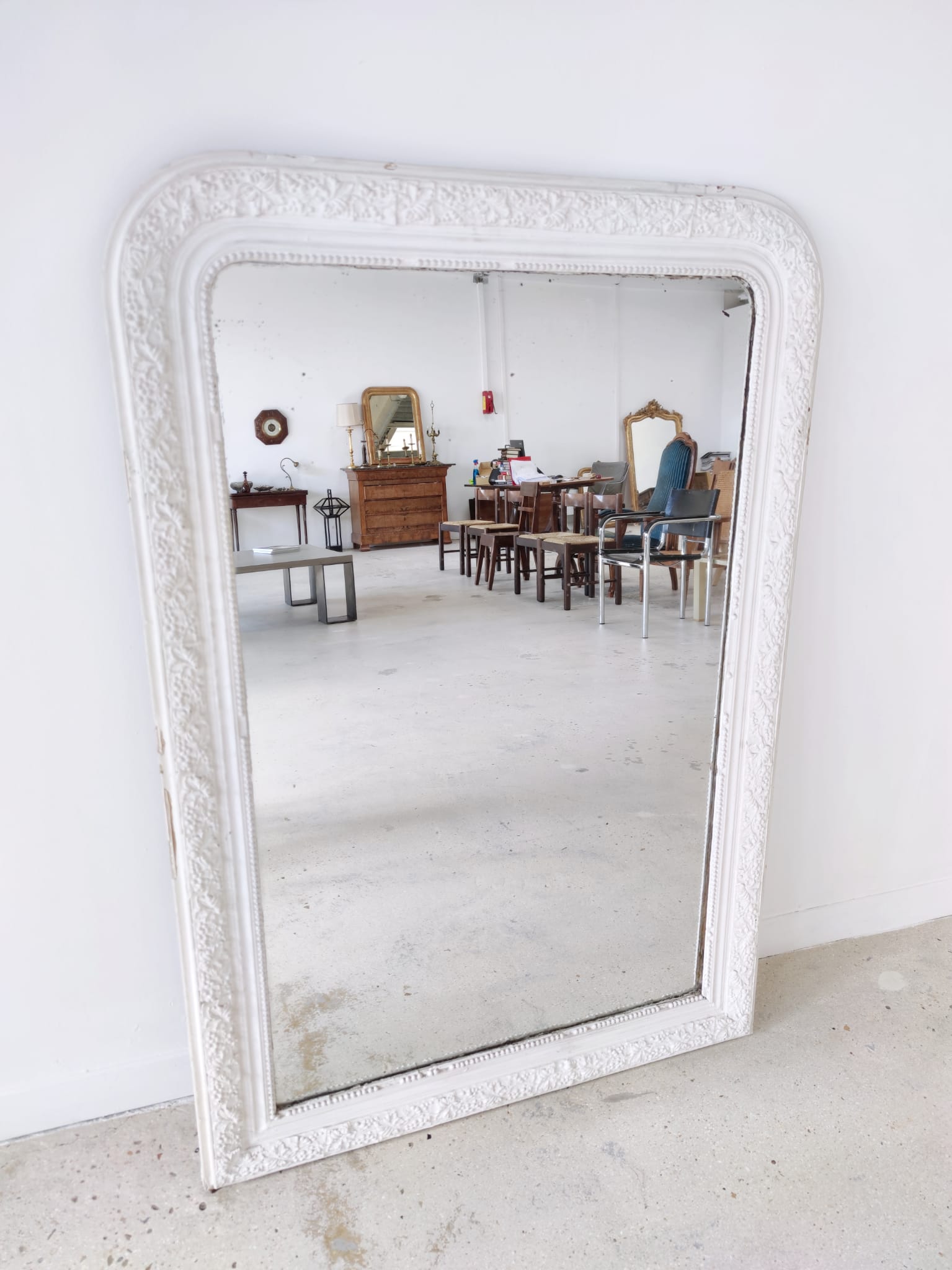 White lacquered wood mirror