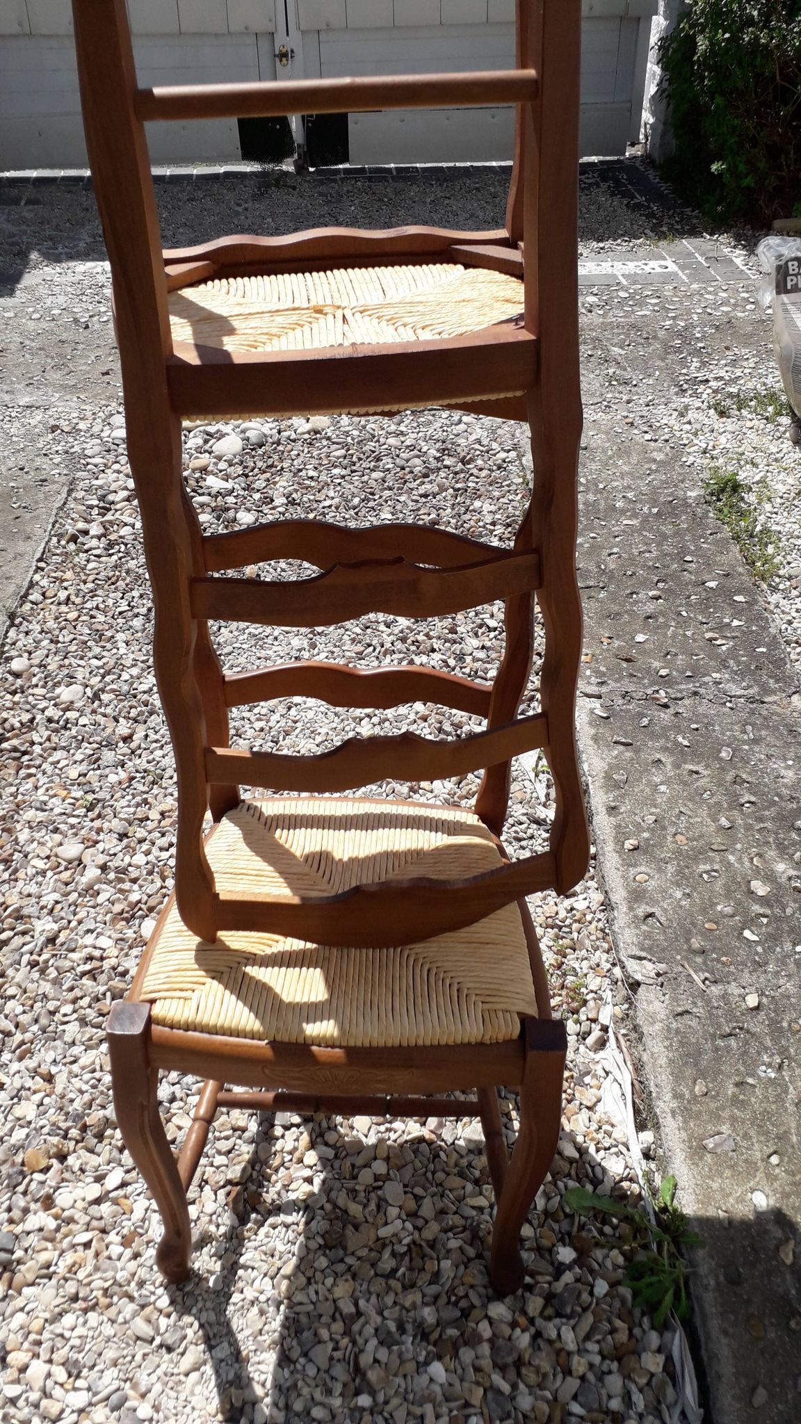 Chaises en bois et paille