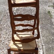 Chaises en bois et paille