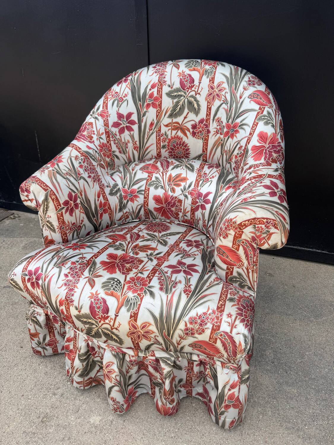 Fauteuil crapaud satin fleuri ancien