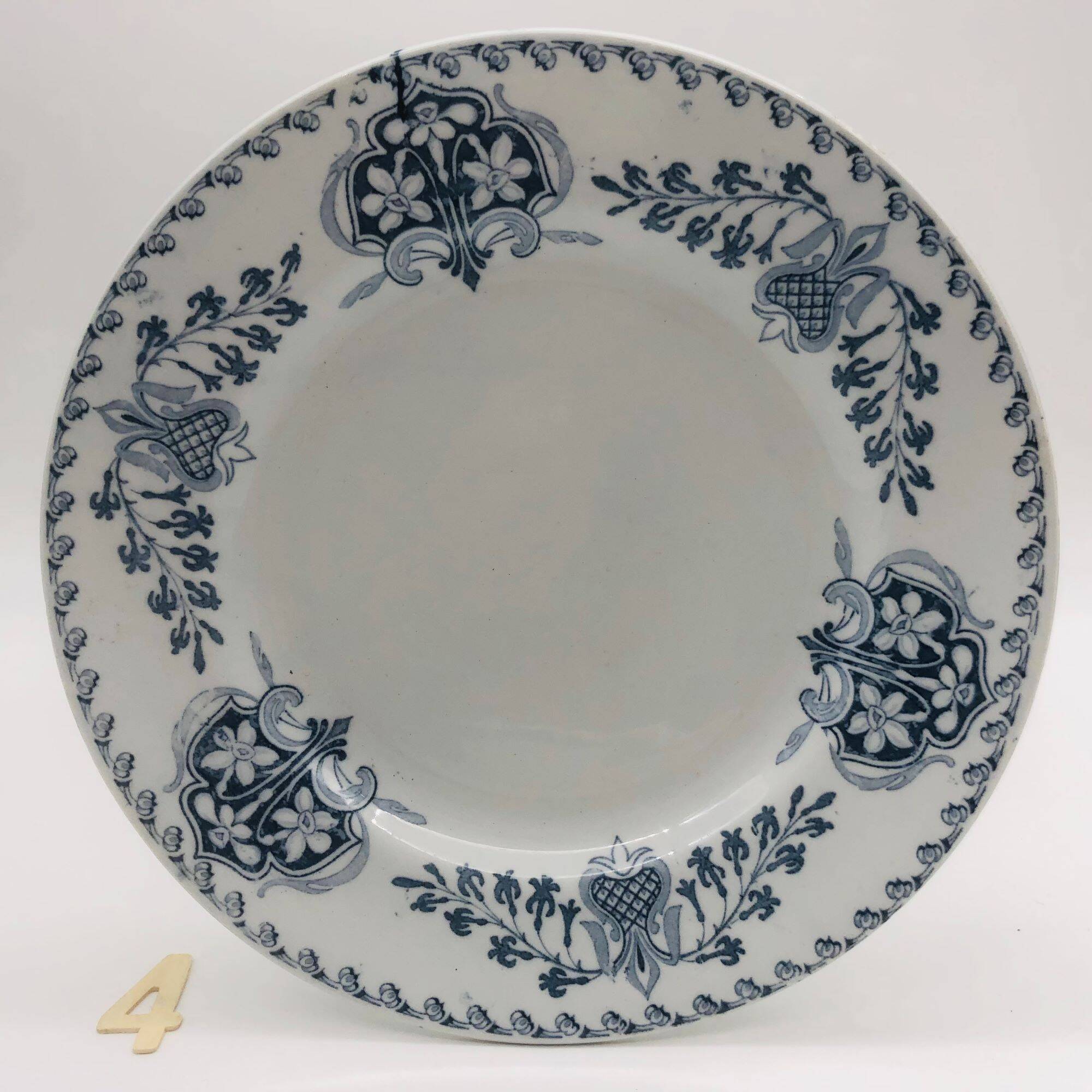 Series of 6 mismatched dinner plates.