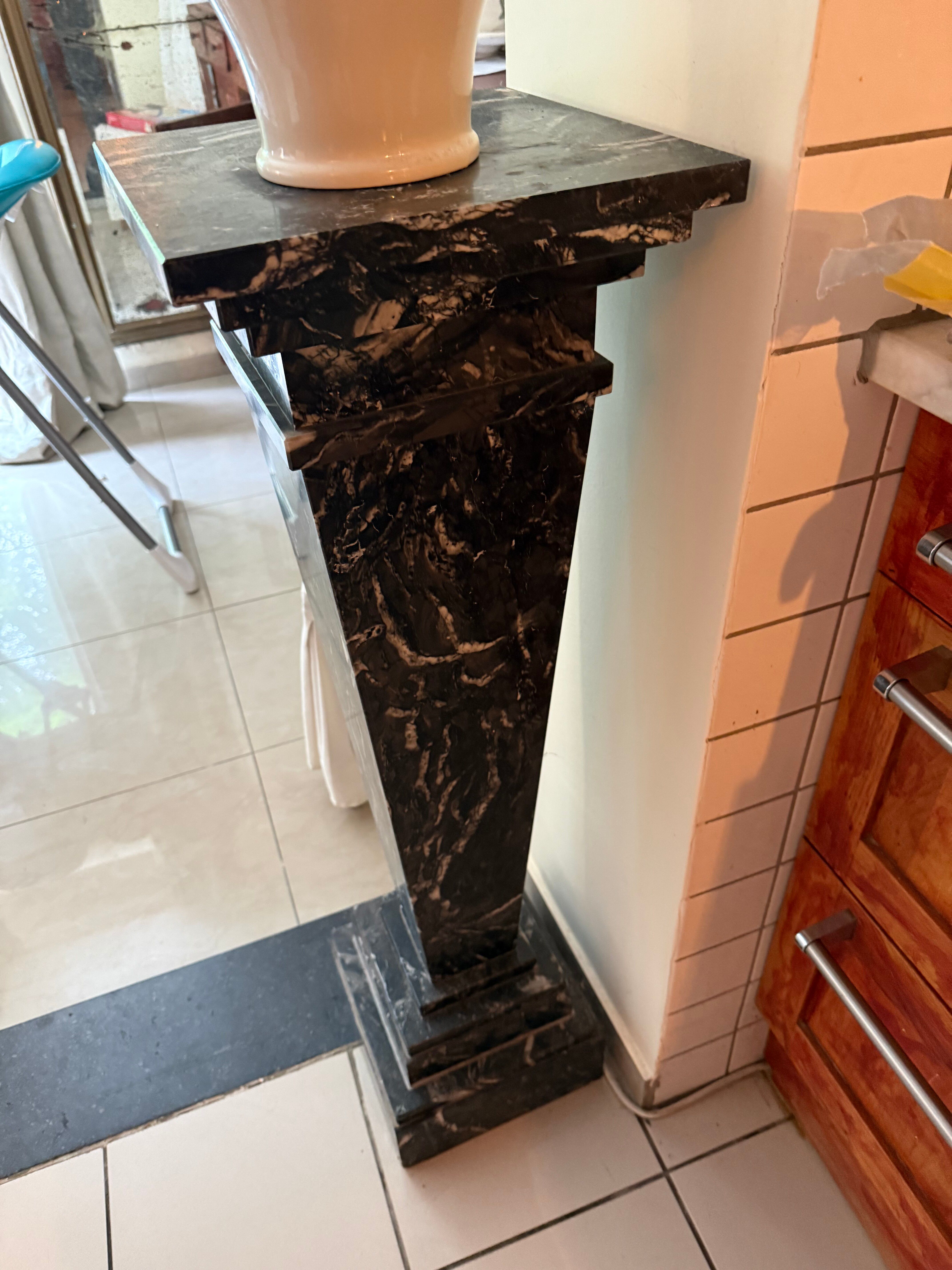 Important pair of Art Deco columns in black marble