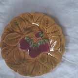 Assiette barbotine ancienne motif cerises made in France;