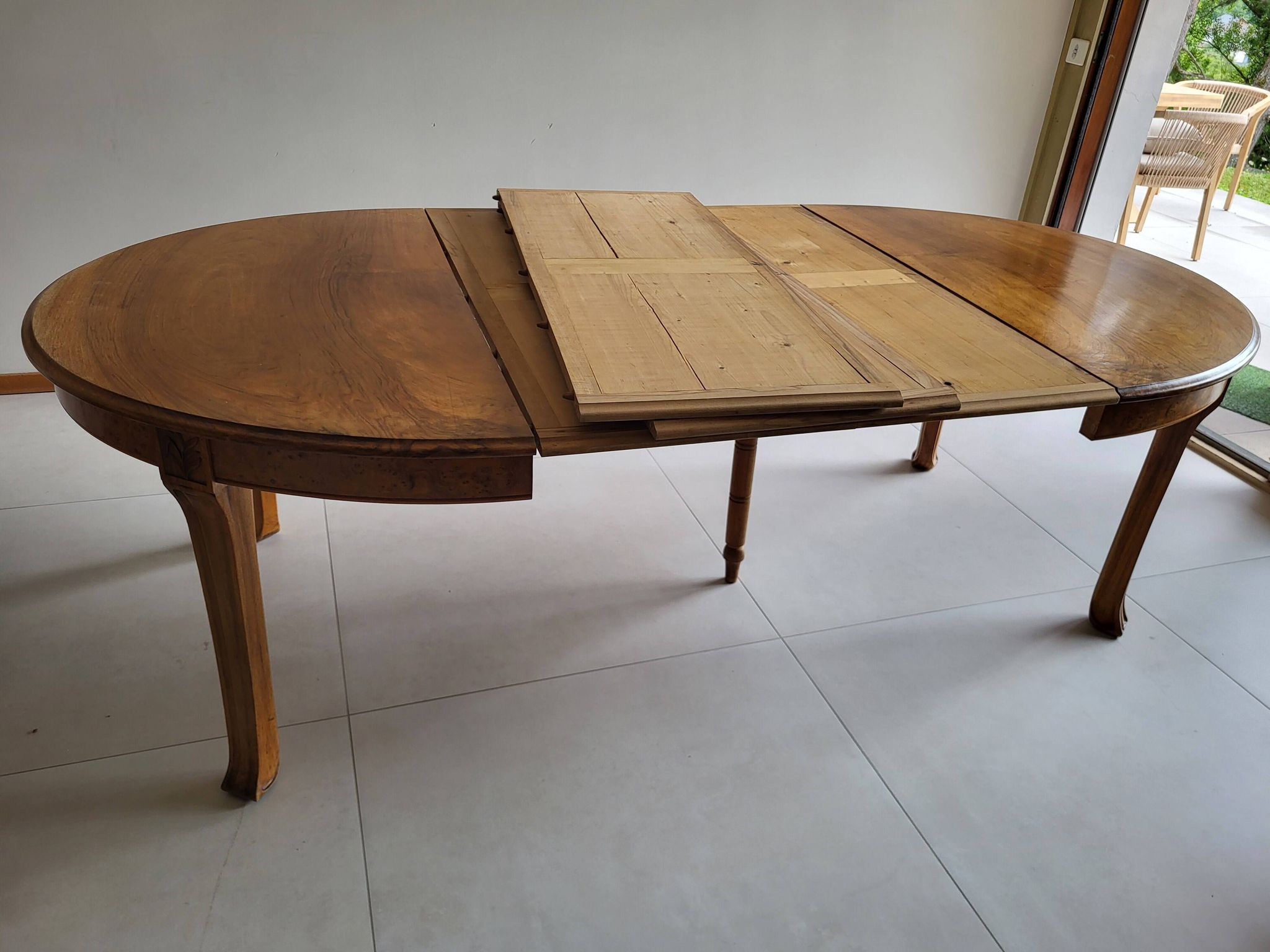 Table et 10 chaises de style Art Nouveau