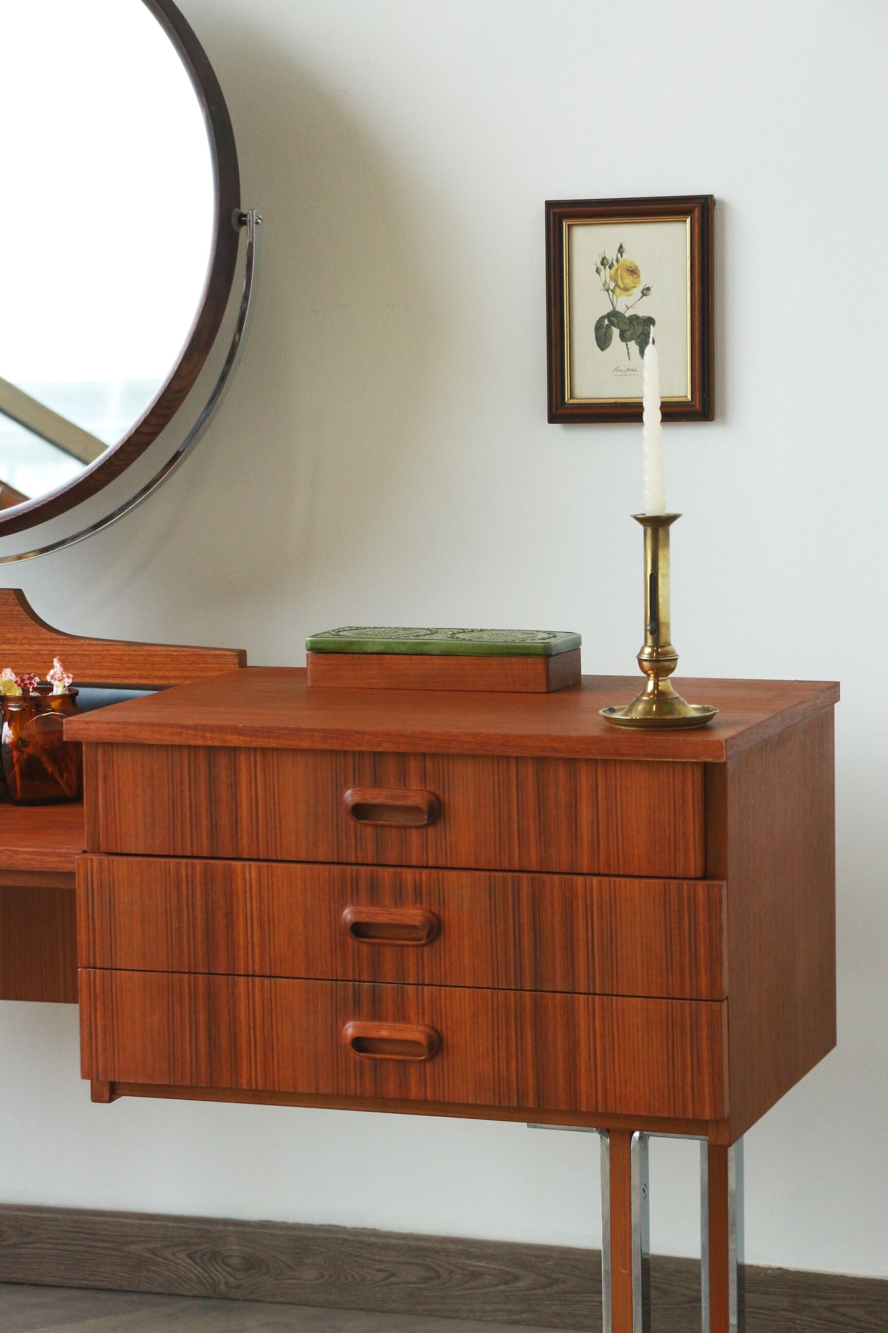 Dressing table - round mirror - 60s