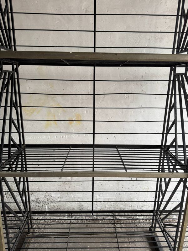 Grande étagère de boulangerie industrielle en métal noir thermolaqué — Présentoir et rangement à trois niveaux, finitions en laiton