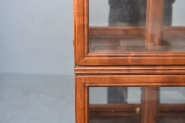 Étonnante vitrine tournante en merisier  années 50