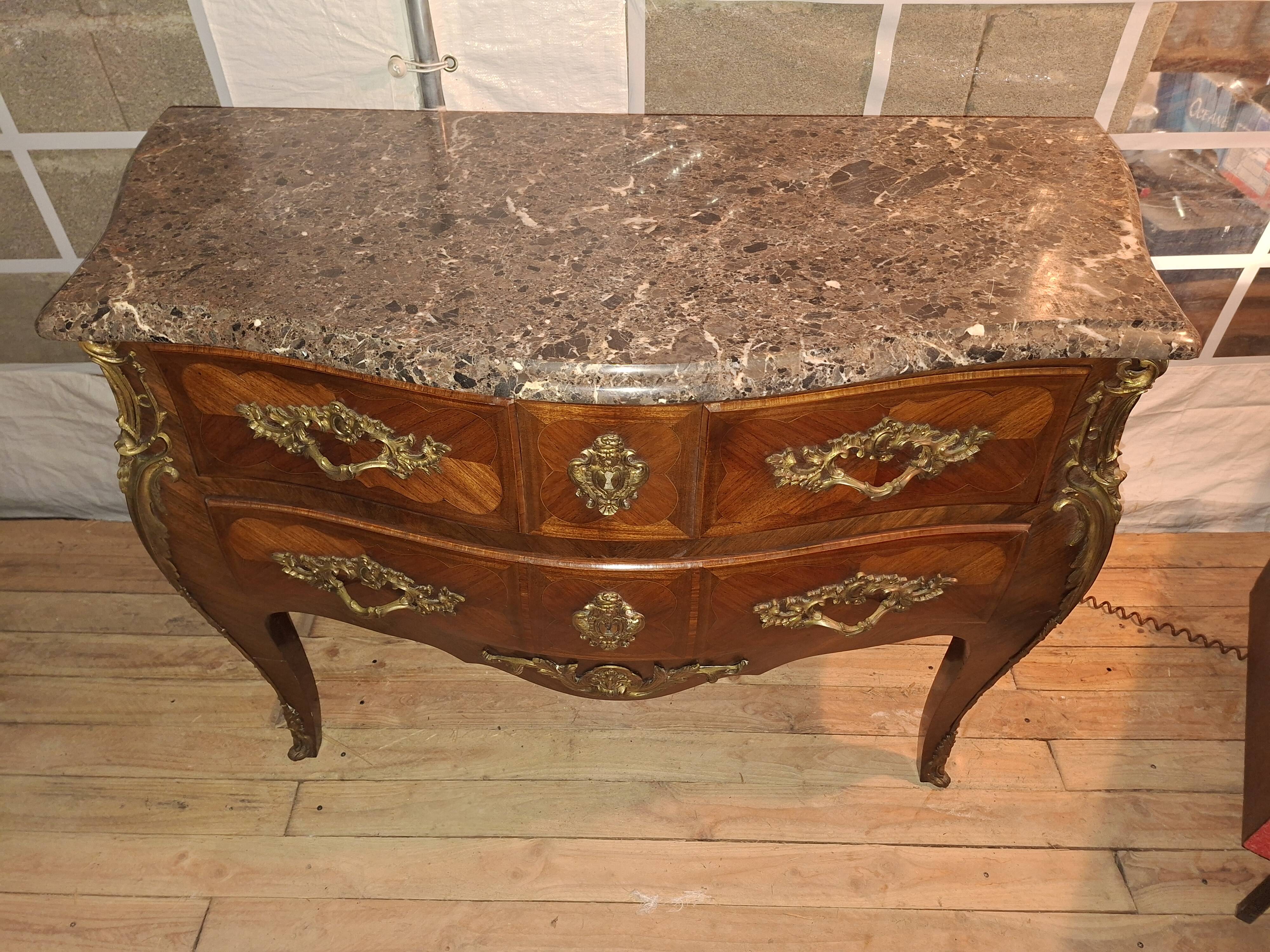 Commode sauteuse galbée de style Louis XV en marqueterie et bronzes dorés (