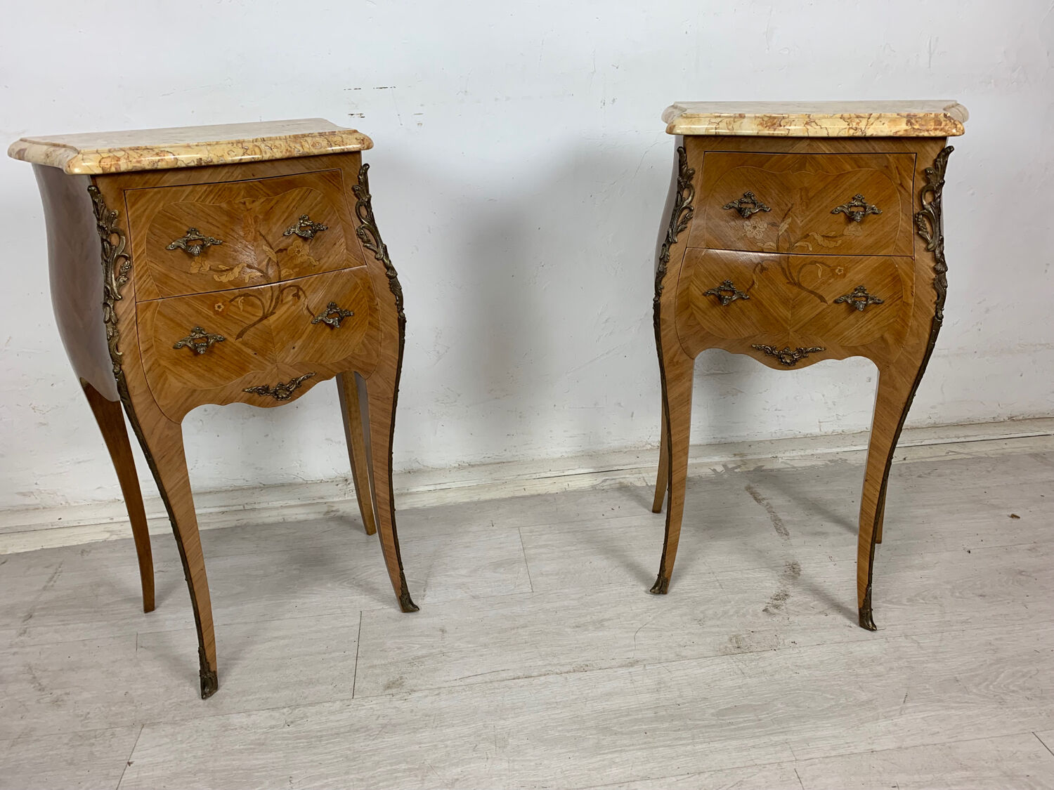 Paire de chevets marqueté