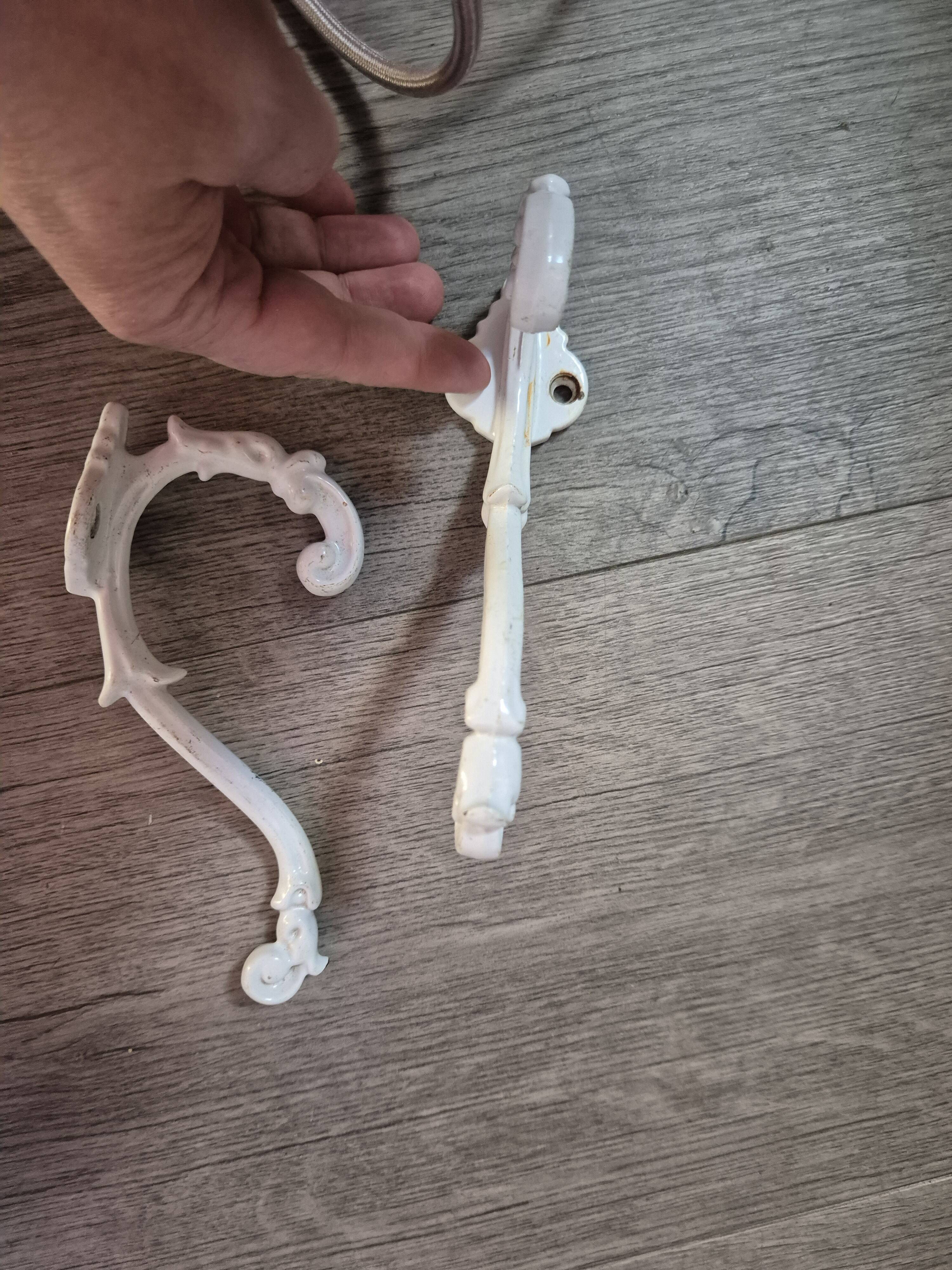 lot de 2 pateres en fonte vintage blanche, petits eclats de peinture année