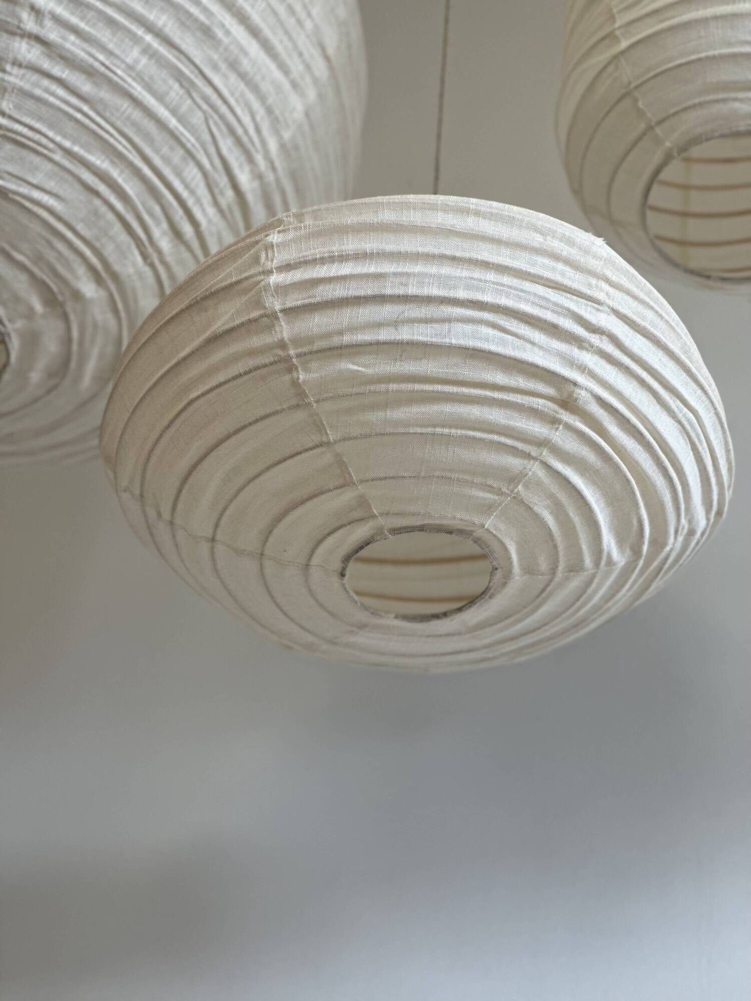 Average suspension in rattan and natural linen, Japanese-style, oval and flattened, H30 D4.