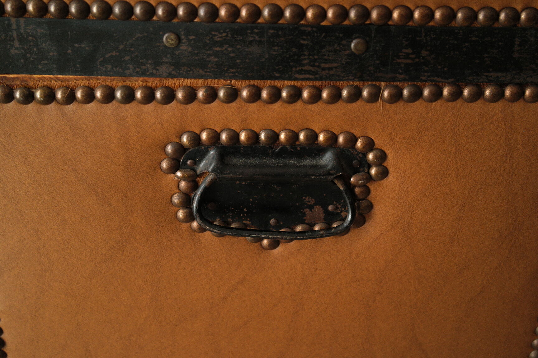 Antique curved trunk in wood and brown imitation leather