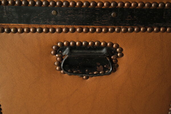 Malle bombée ancienne en bois et simili cuir marron