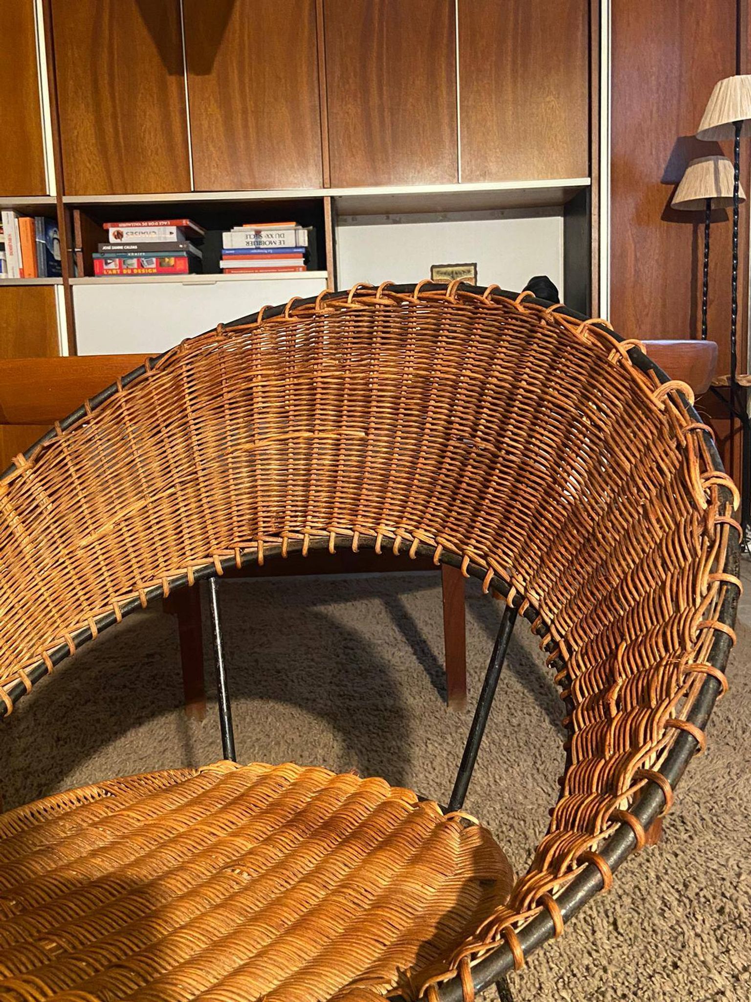 Set of 2 wicker armchairs and coffee table Raoul Guy 1950