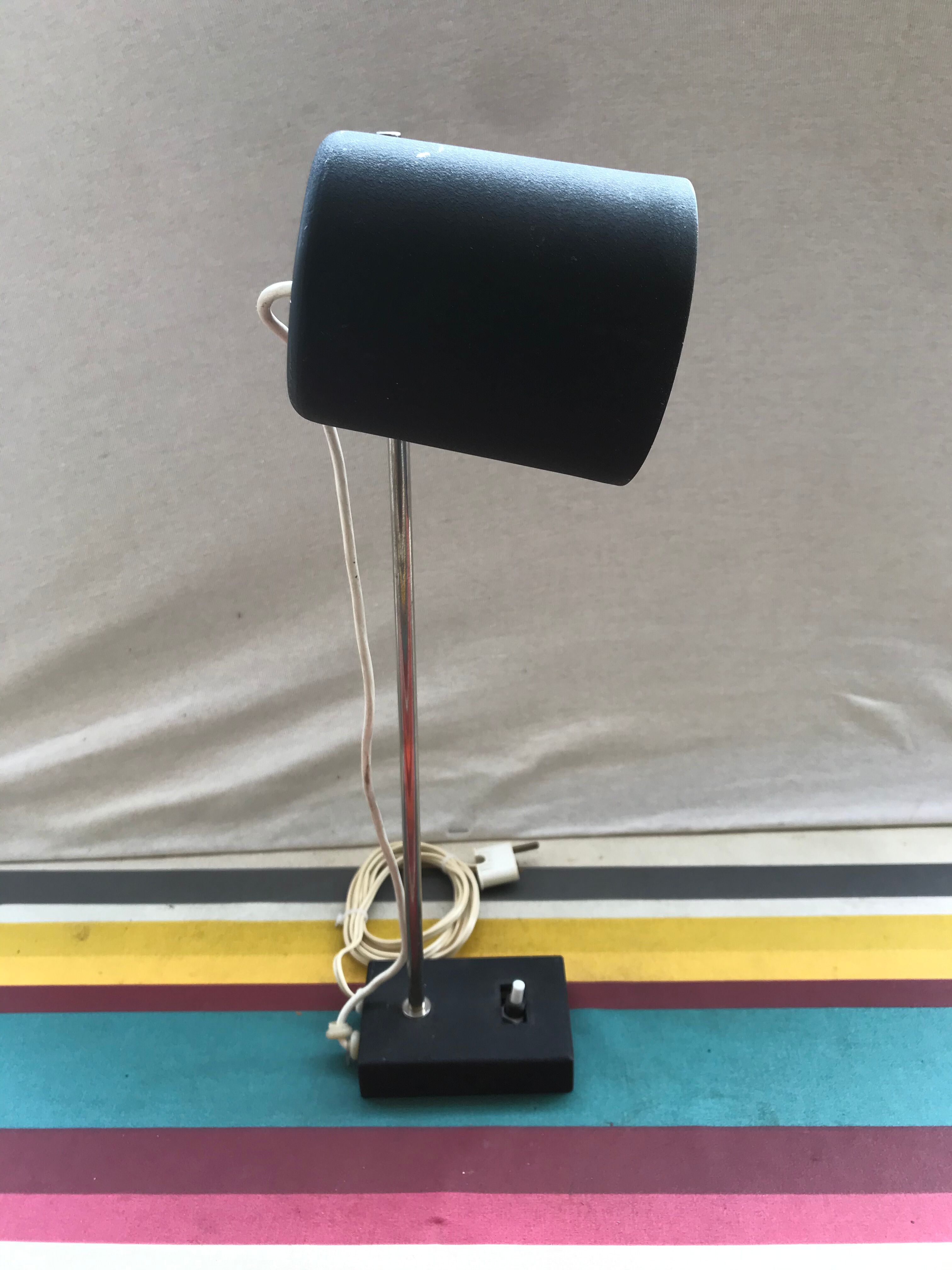 Black metal table lamp