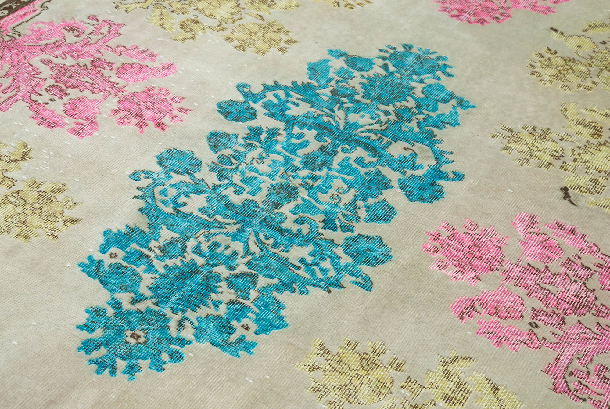 Hand-knotted unique anatolian 1980s 190 cm x 290 cm pink carpet
