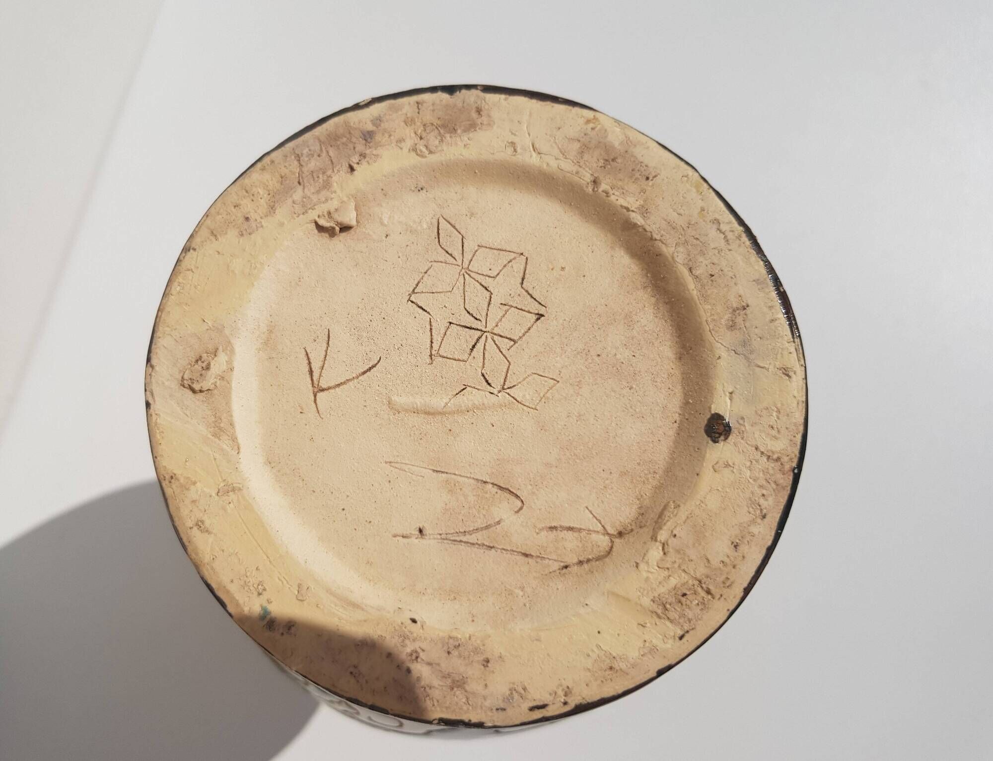 Ceramic vase decoration: 2 unwinged Dragons / Yin Yang Sun - Signed Pictogram (Signature on the ide