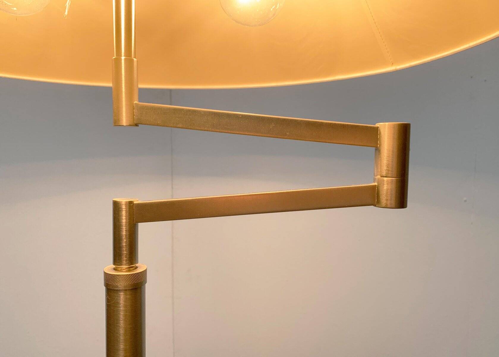 Adjustable floor lamp