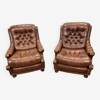 Paire de fauteuils chesterfield en cuir