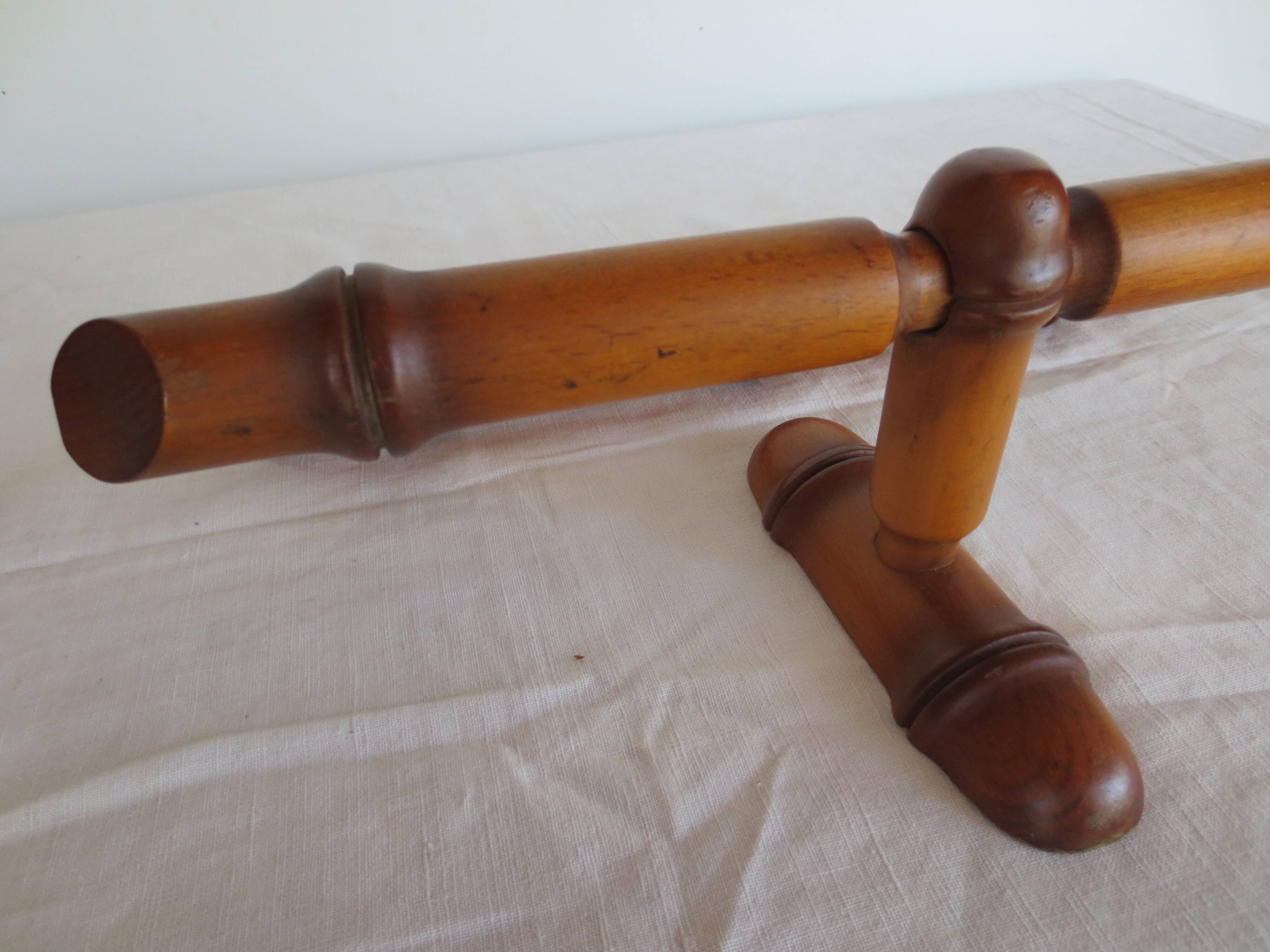 Wall-mounted canopy bed, in bamboo style wood.
