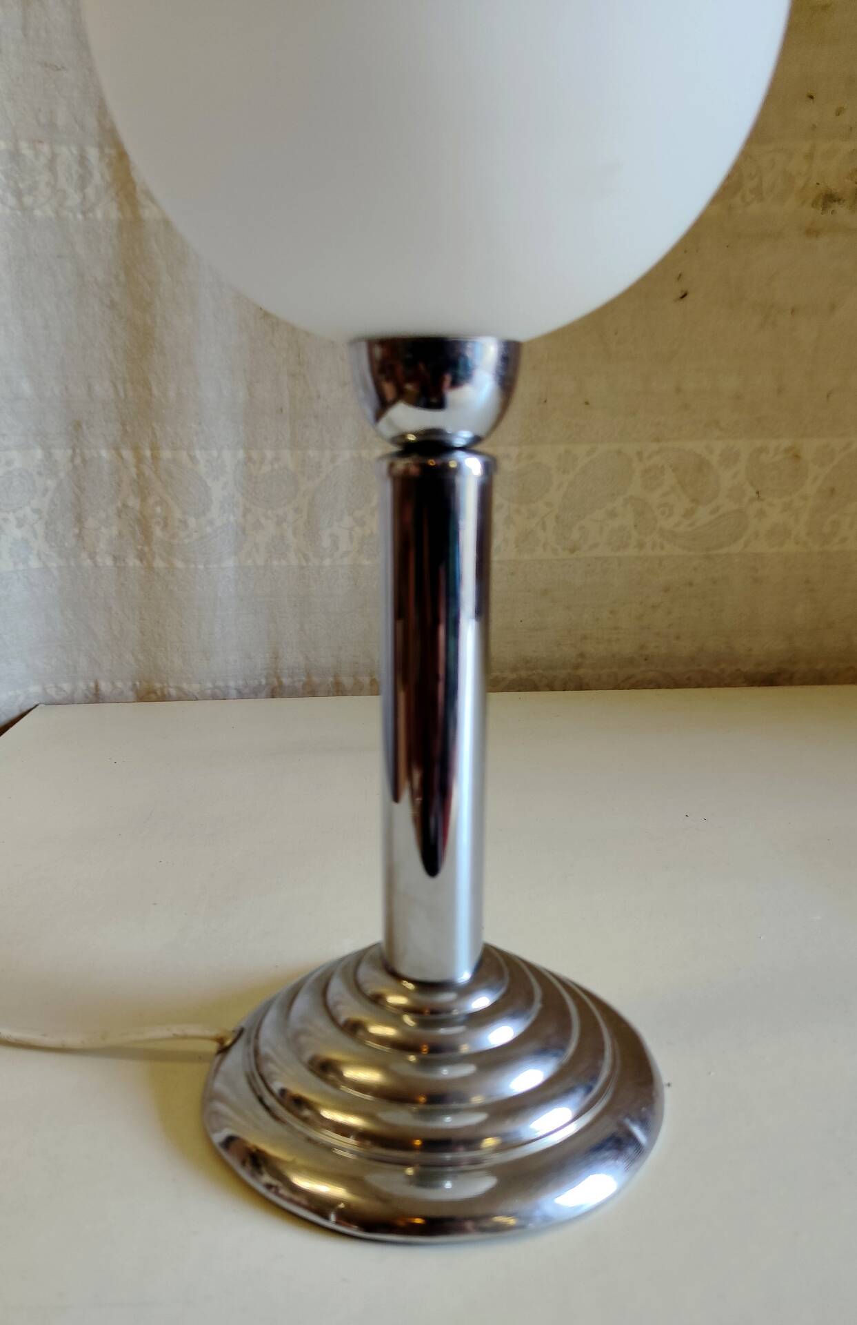 Bauhaus table lamp in metal and opaline globe - 1930s/40s