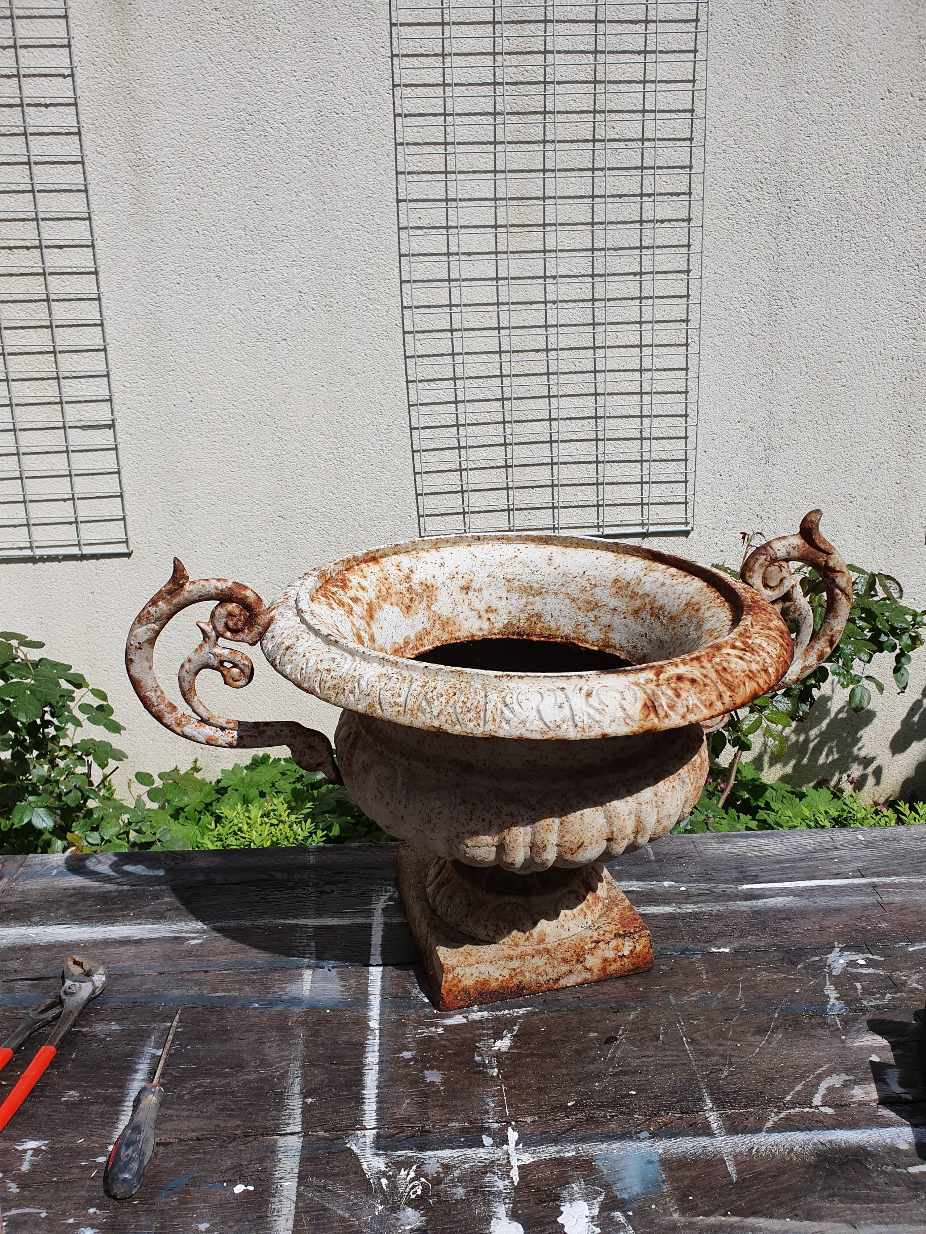 Cast-iron Medici planter