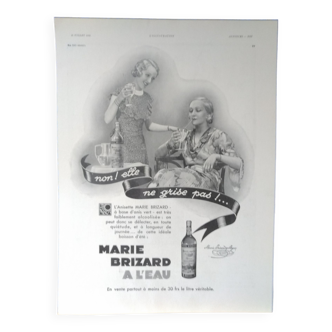 Une publicité papier alcool  anisette  Marie Brizard  femme   issue revue d'époque 1933