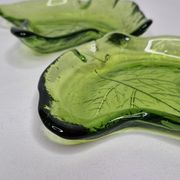 Deux vide poches en verre pressé en forme de feuilles de lierre, 17 cm