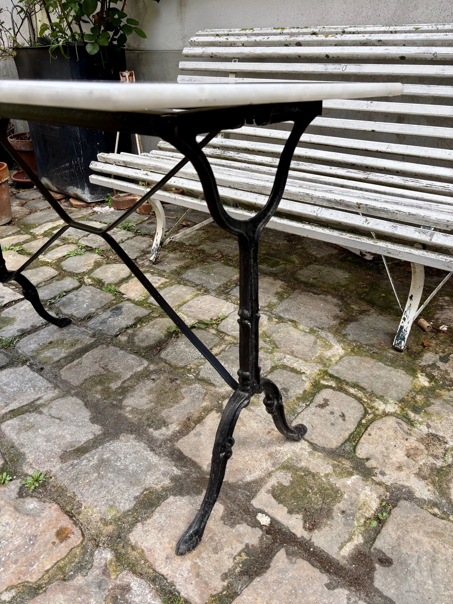 Bistro table in grey marble and black cast iron 100 x 60 cm